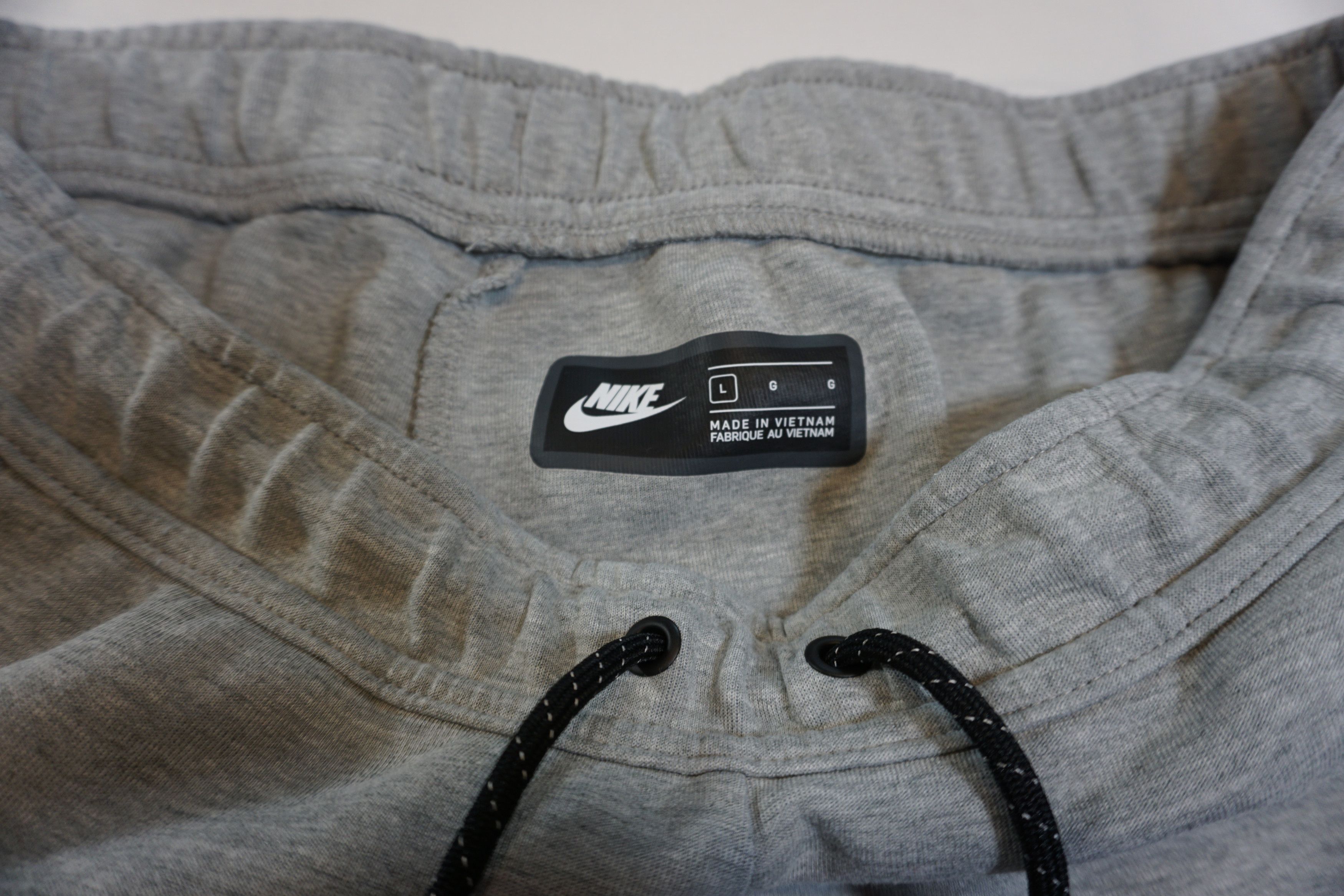 Nike SIZE L Nike tech fleece shorts grey / black Size US 32 / EU 48 - 2 Thumbnail