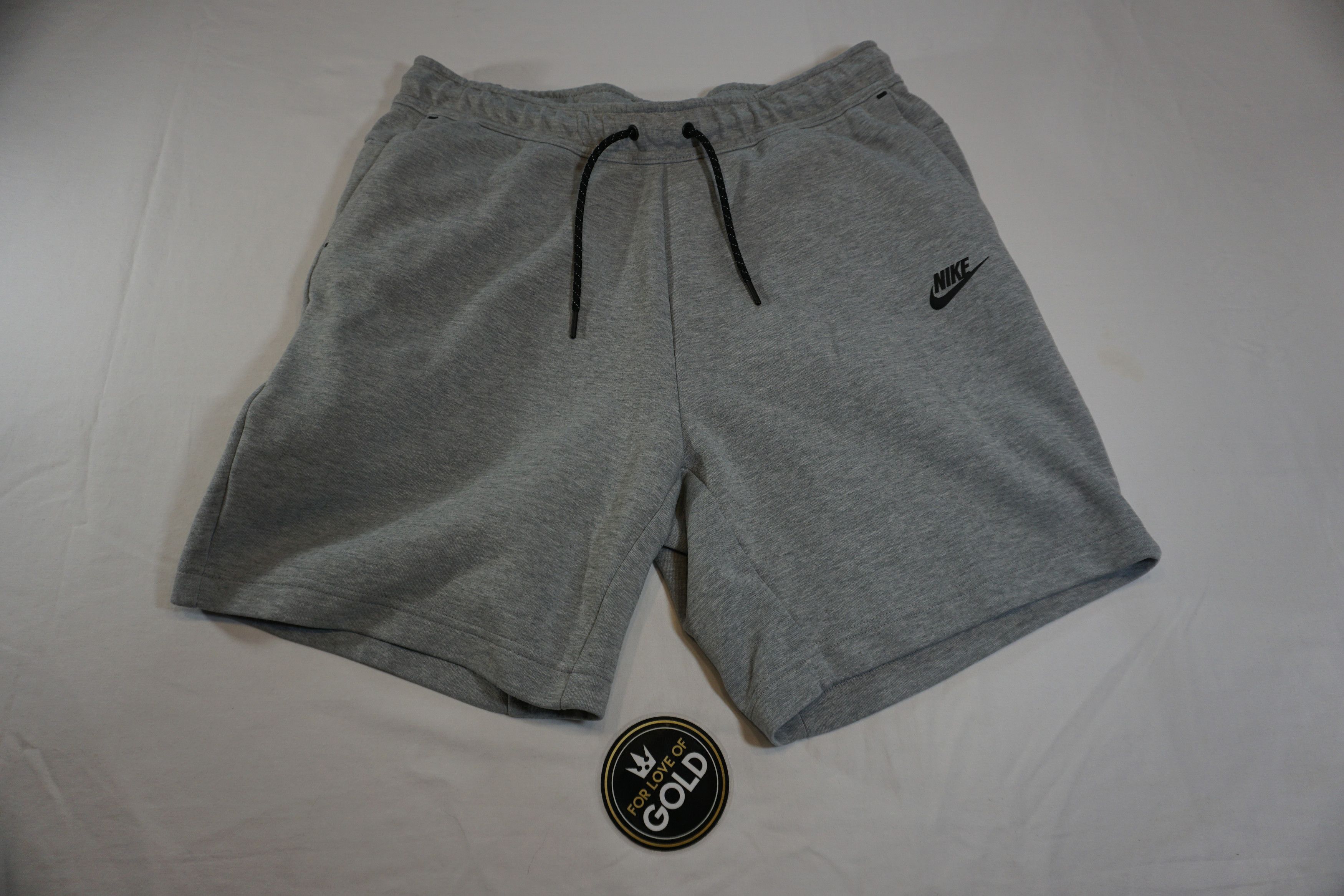 Nike SIZE L Nike tech fleece shorts grey / black Size US 32 / EU 48 - 1 Thumbnail