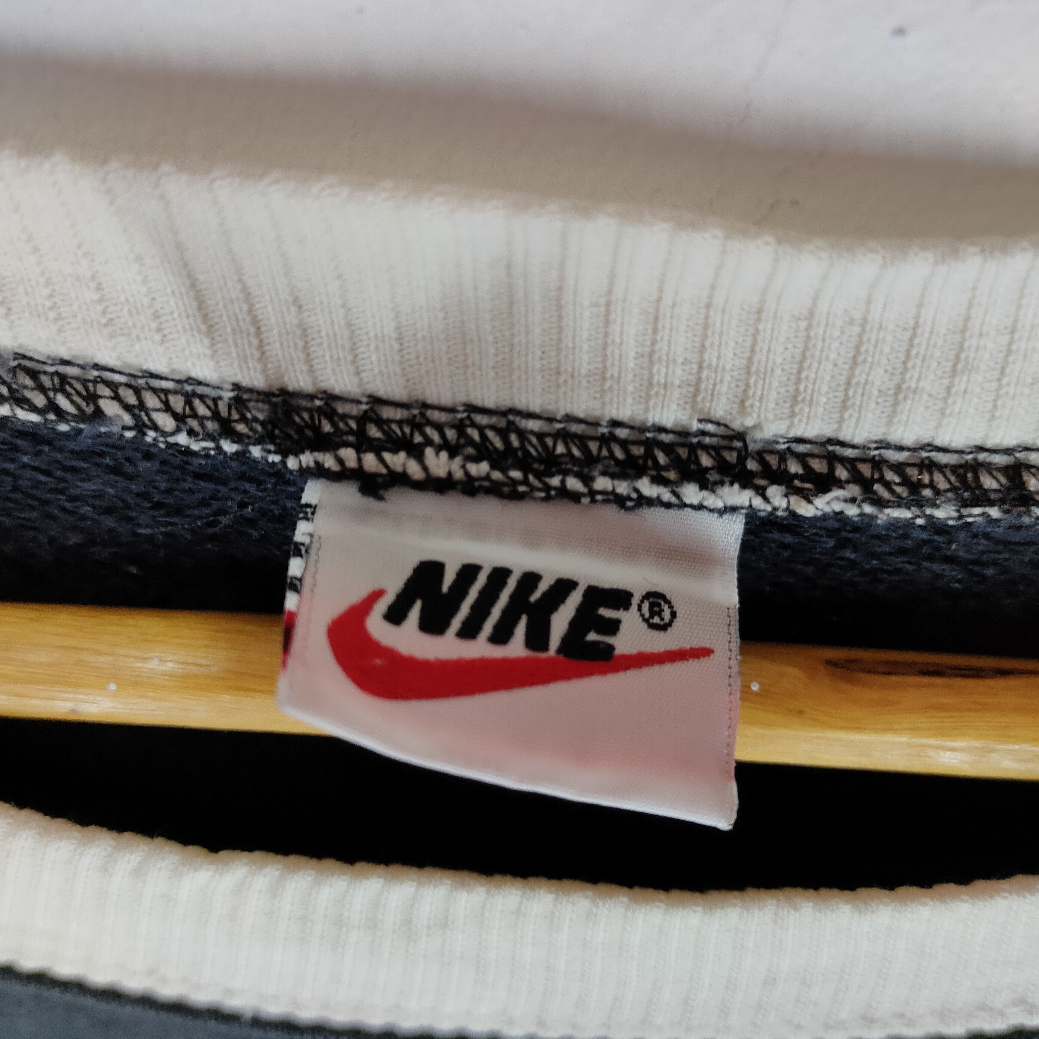 Nike NIKE VINTAGE 90s Big Swoosh Spellout Sleeve Sweatshirt Size US L / EU 52-54 / 3 - 3 Thumbnail