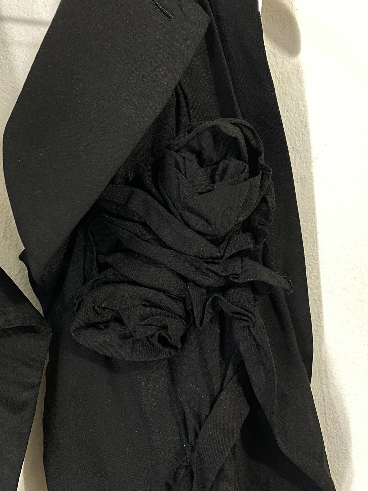 Comme des Garcons × Rei Kawakubo Comme Des Garçons Half Jacket Scarf Design Roses Ribbon Size ONE SIZE - 4 Thumbnail
