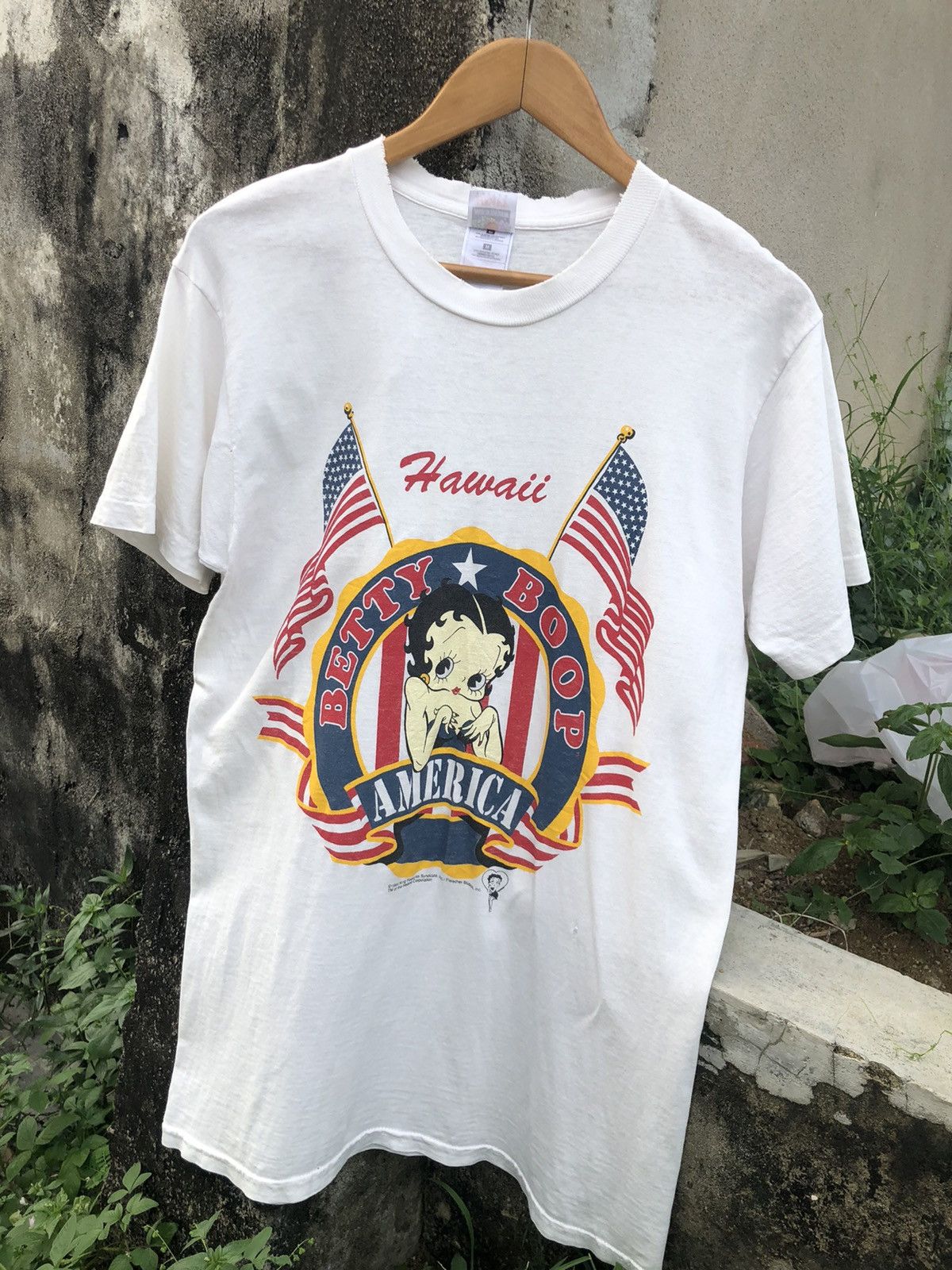 Distressed!! Vintage 90s Betty Boop Hawaii Tshirt