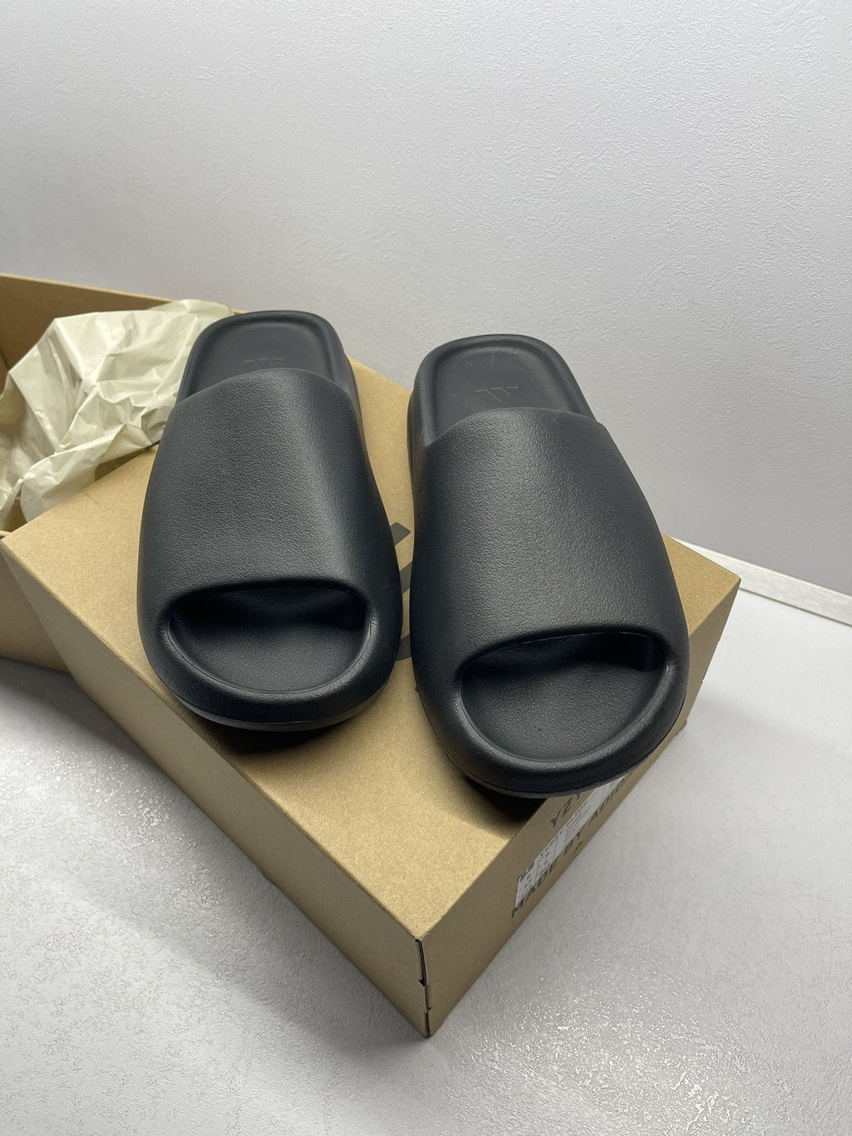 Adidas × Kanye West Yeezy slide Onyx Size US 9 / EU 42 - 2 Thumbnail