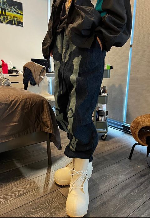 Anyone own Mickey Mouse/Bunny Boots: Sizing question : r/Boots