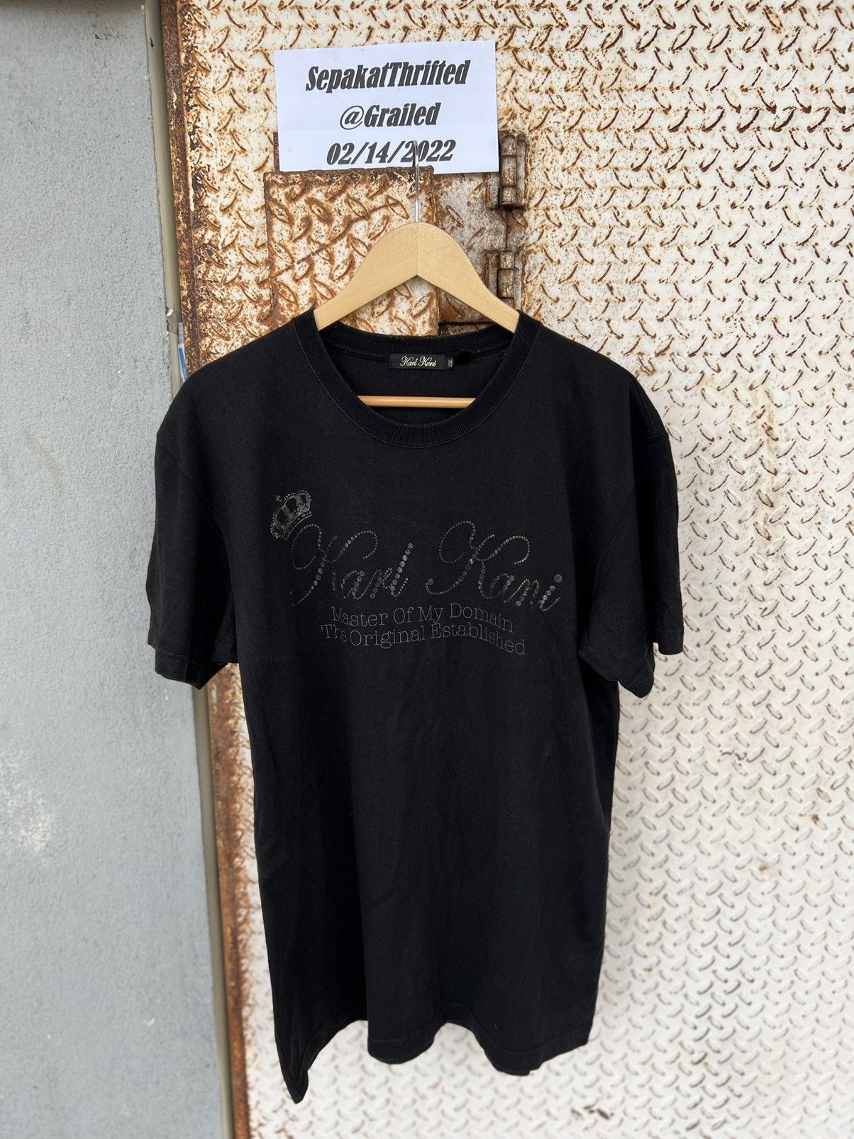 Designer × Karl Kani Karl Kani SpellOut Design Tee Size US XXL / EU 58 / 5 - 1 Thumbnail