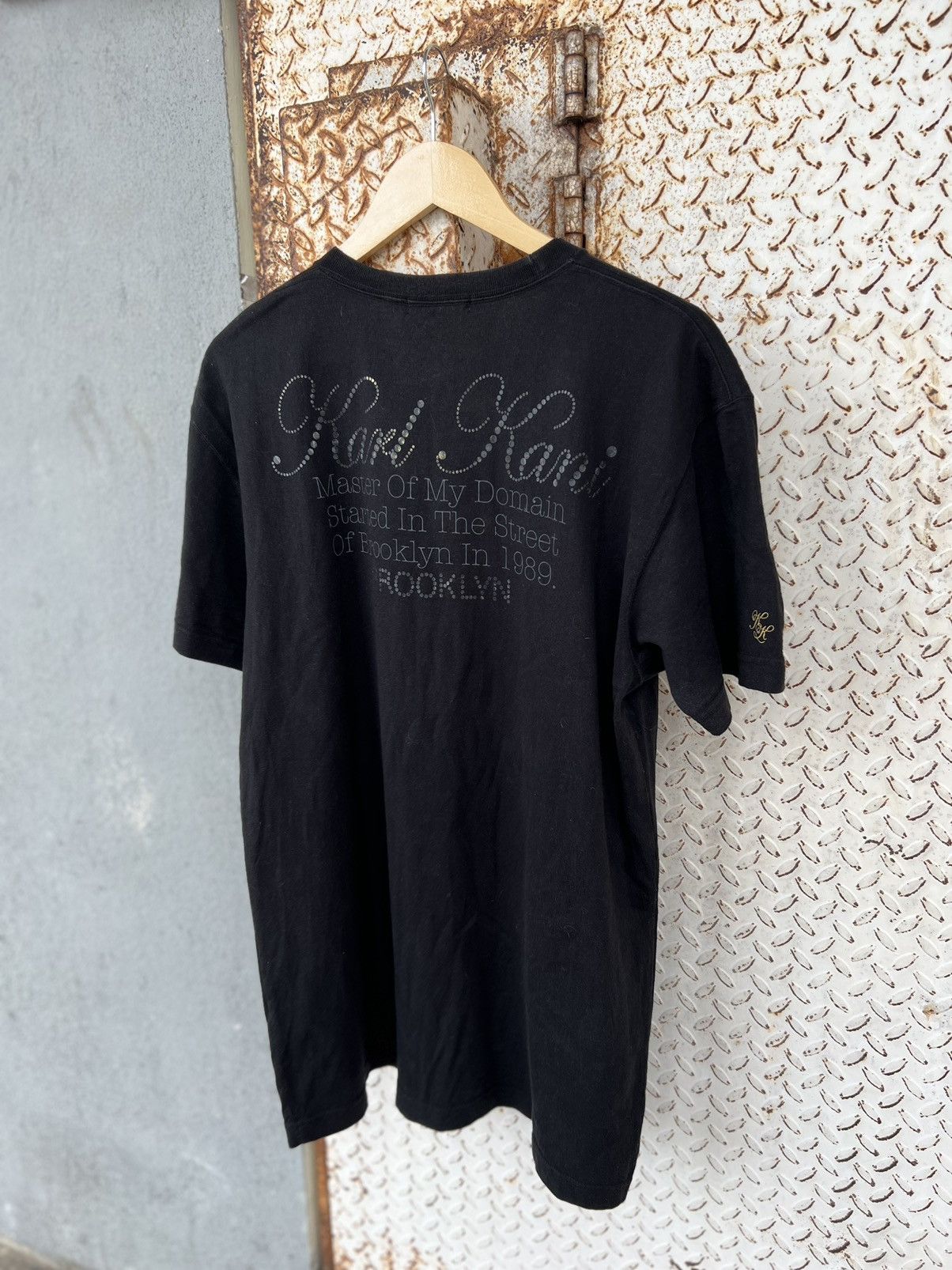 Designer × Karl Kani Karl Kani SpellOut Design Tee Size US XXL / EU 58 / 5 - 6 Thumbnail