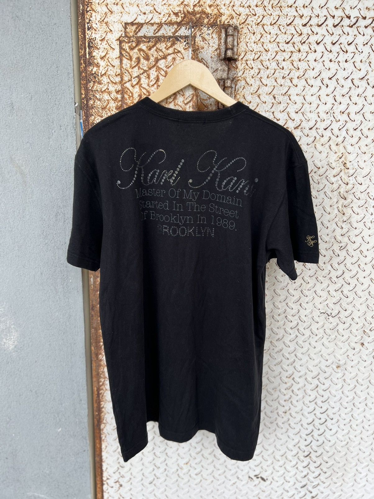 Designer × Karl Kani Karl Kani SpellOut Design Tee Size US XXL / EU 58 / 5 - 5 Thumbnail