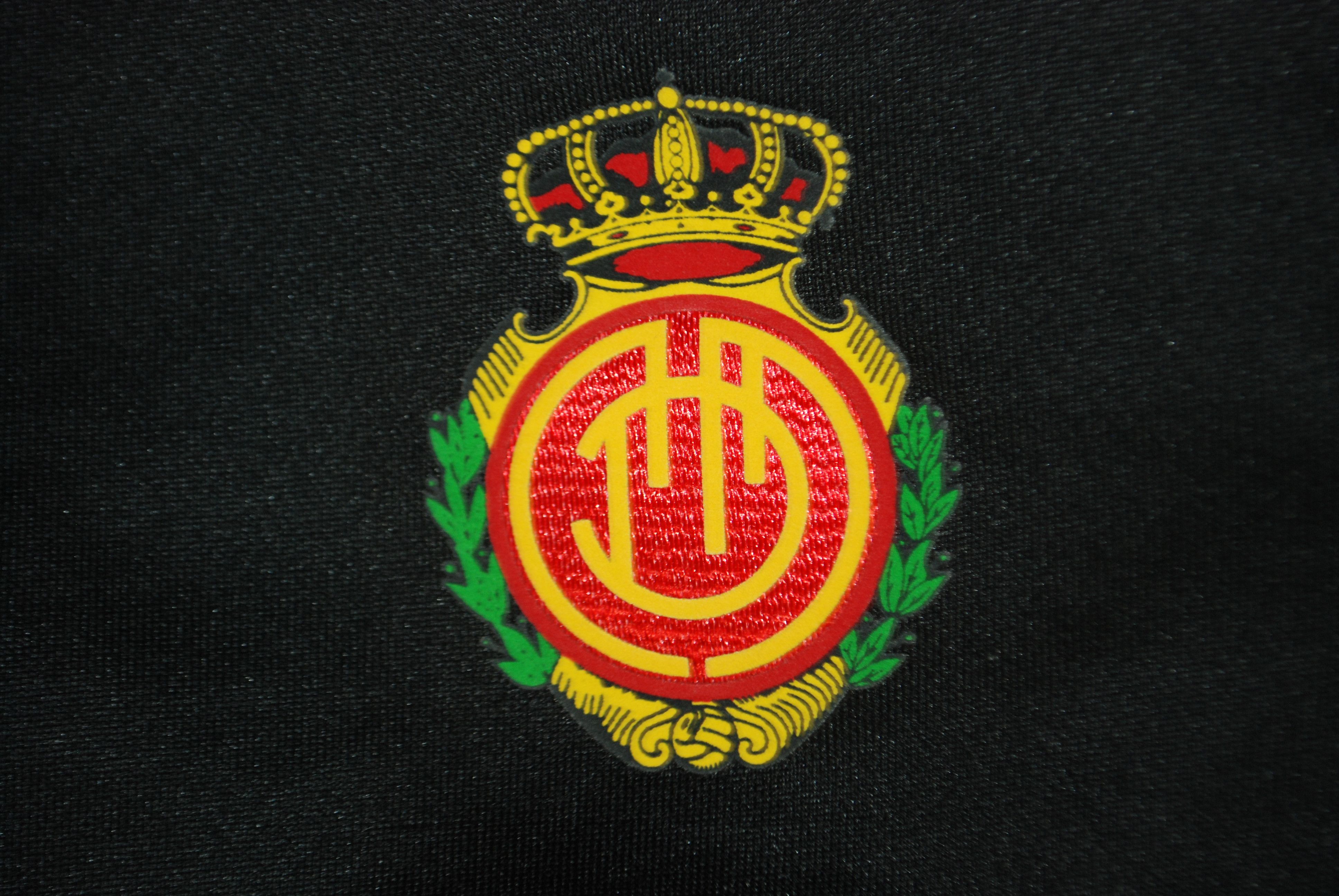 Umbro MALLORCA 2018 2019 TRAINING FOOTBALL SHIRT SOCCER JERSEY Size US M / EU 48-50 / 2 - 3 Thumbnail