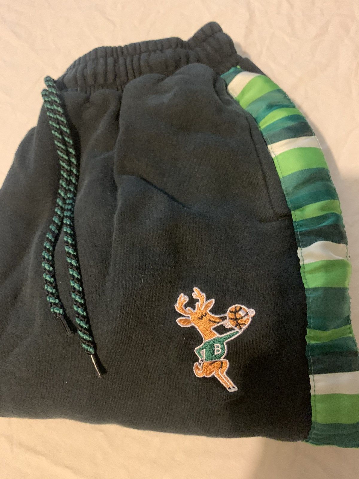 Mitchell & Ness × NBA × Vintage Hard to find Mitchell and Ness Milwaukee Bucks Sweatpants Size US 32 / EU 48 - 1 Thumbnail