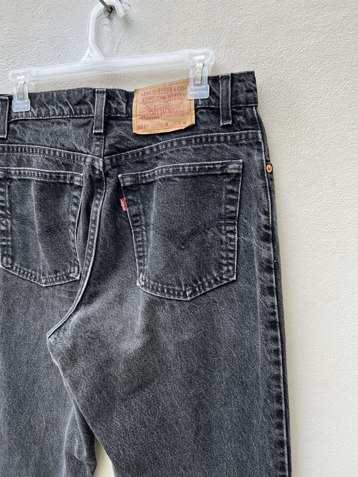 Levi's 1994 Levi’s 551 Relax Fit Tapered Leg Fade Black Denim Jeans Size US 32 / EU 48 - 17 Thumbnail