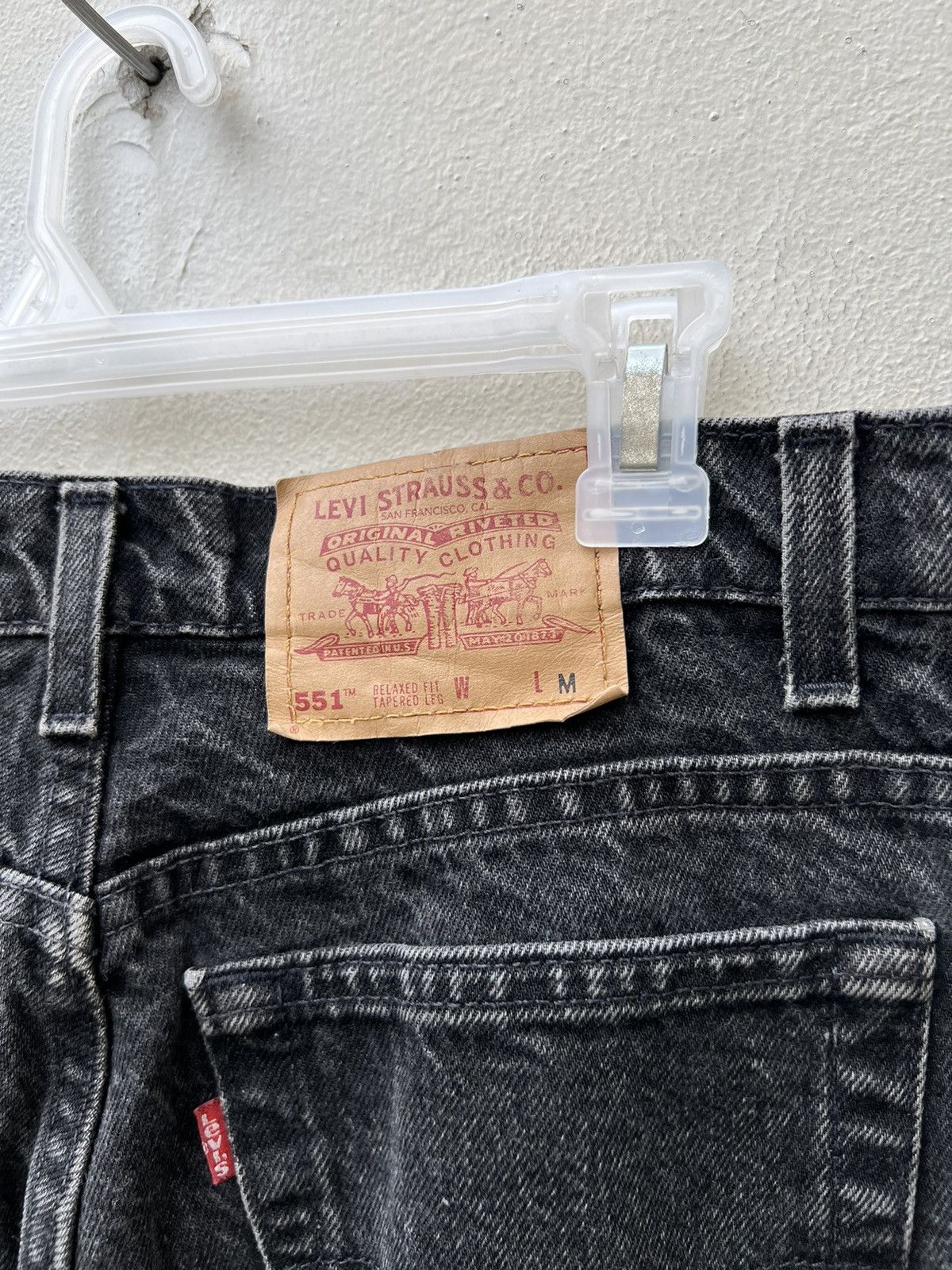 Levi's 1994 Levi’s 551 Relax Fit Tapered Leg Fade Black Denim Jeans Size US 32 / EU 48 - 18 Thumbnail