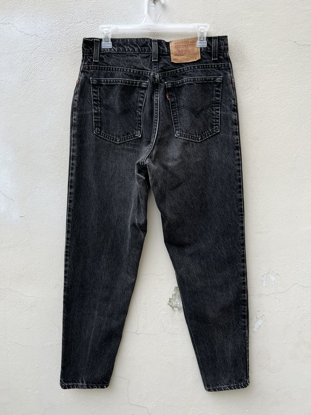 Levi's 1994 Levi’s 551 Relax Fit Tapered Leg Fade Black Denim Jeans Size US 32 / EU 48 - 14 Thumbnail