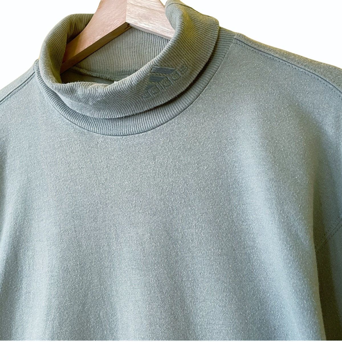 Adidas 90s Adidas Small Logo Embroidery Turtleneck Sweatshirt Size US L / EU 52-54 / 3 - 1 Thumbnail