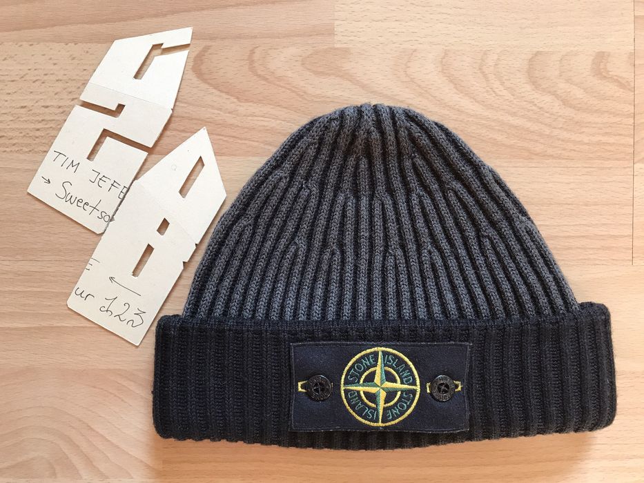 Stone island cheap beanie with badge