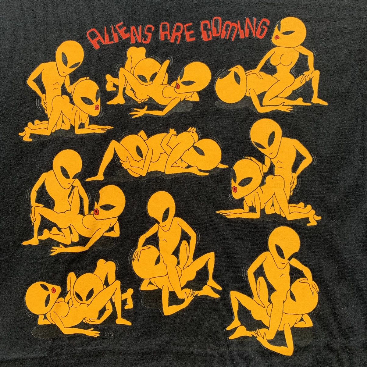 Alien Workshop × Vintage Vintage ALIENS ARE COMING SEX POSITIONS T-shirt Size US L / EU 52-54 / 3 - 5 Thumbnail
