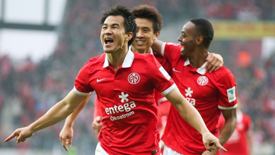 Nike Brand new Nike 2014-2015 FSV Mainz Home Shirt (signed) M Size US M / EU 48-50 / 2 - 15 Thumbnail