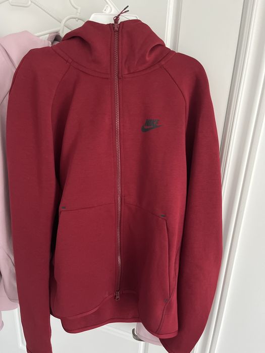 Burgundy hot sale nike tech