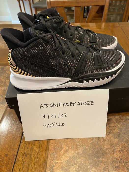 kyrie black and gold basketball shoes
