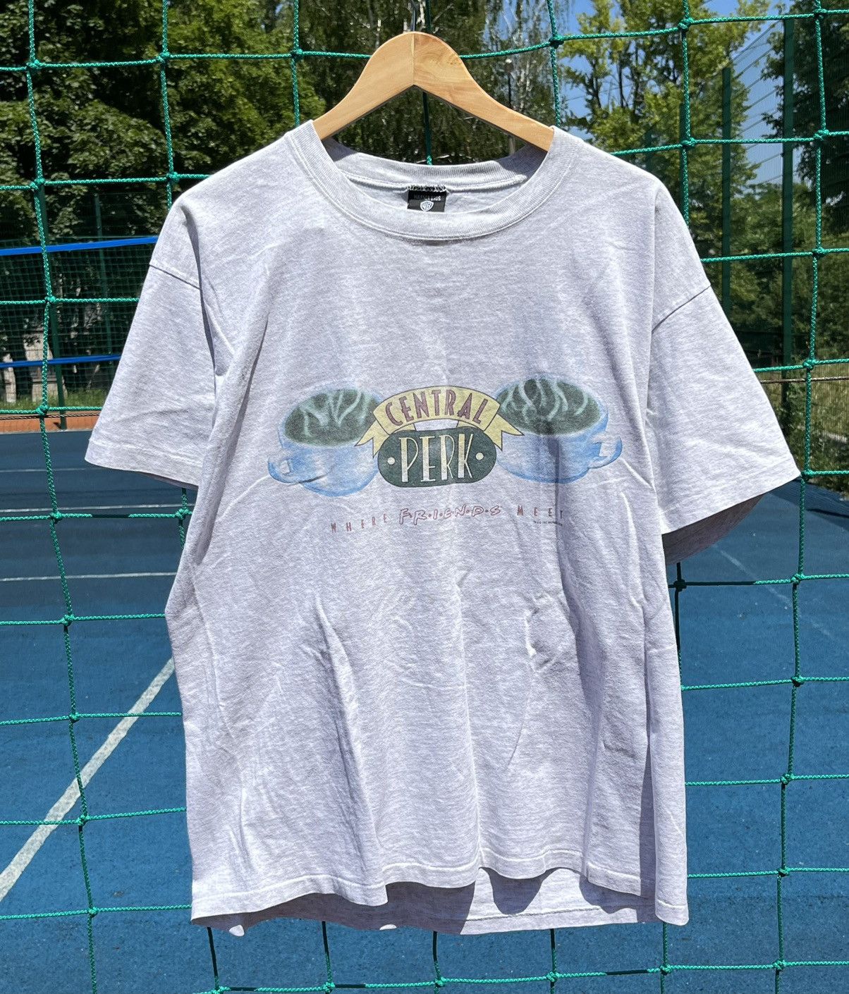 Vintage Vintage FRIENDS central park 1995 warner bros tee shirt Size US XL / EU 56 / 4 - 1 Thumbnail
