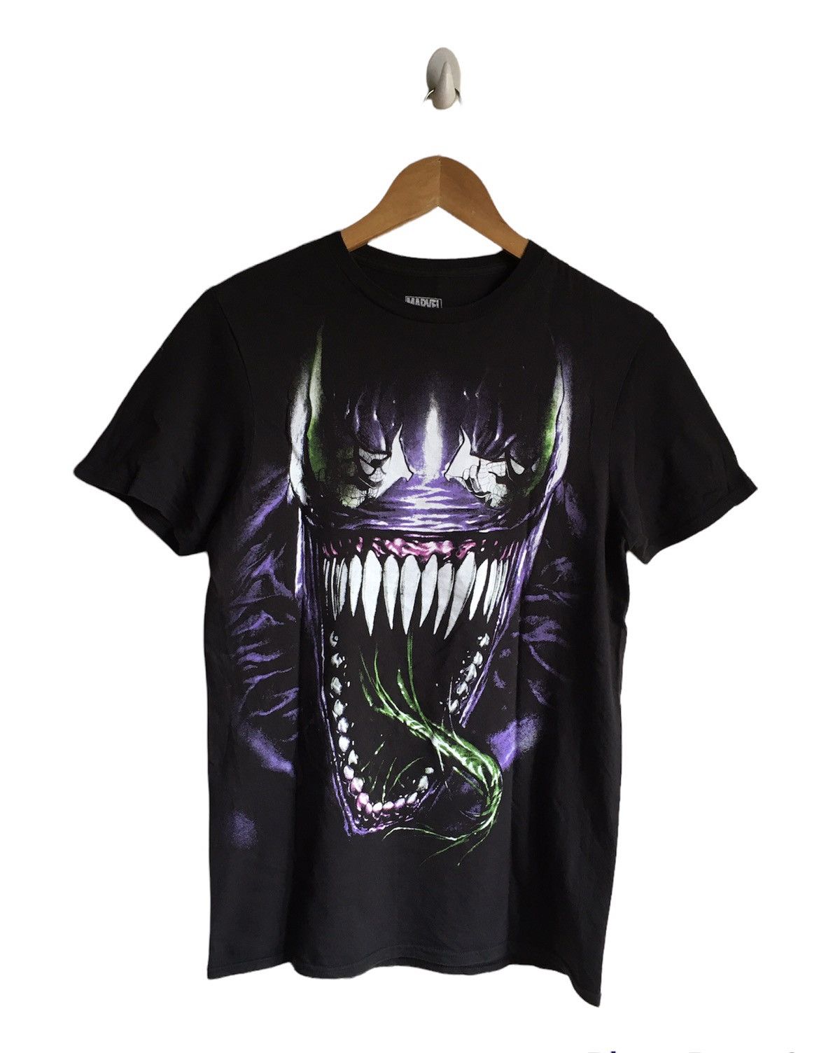 NICE DESIGN .marvel venom overprinted tee