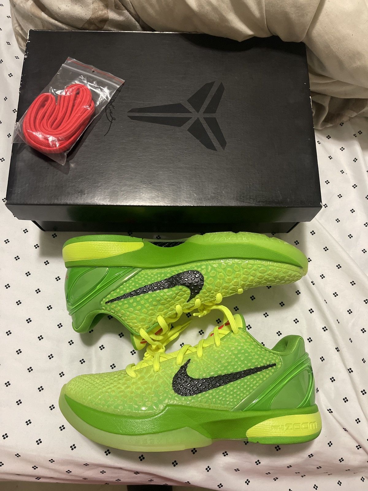 kobe ad grinch