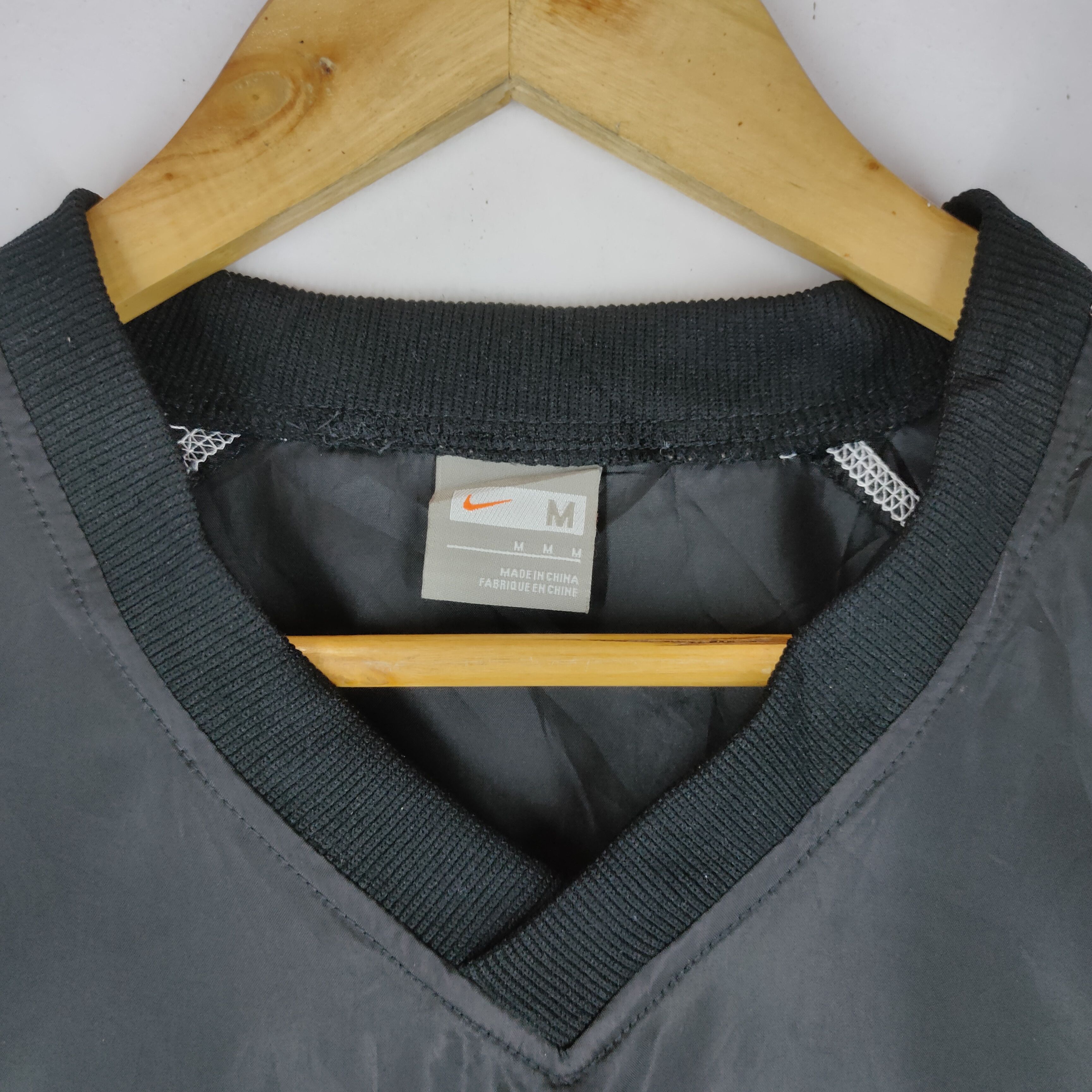 Nike Vintage Y2K NIKE CENTER SWOOSH V Neck Polyester Sweatshirt Size US L / EU 52-54 / 3 - 4 Thumbnail