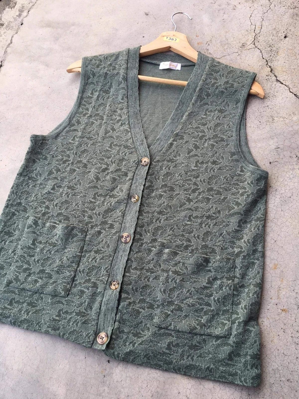 Aran Isles Knitwear × Designer 💥Cardigan Vest EIGHT LEAVES Printed Pullover Knitt Pattern Size US M / EU 48-50 / 2 - 7 Thumbnail