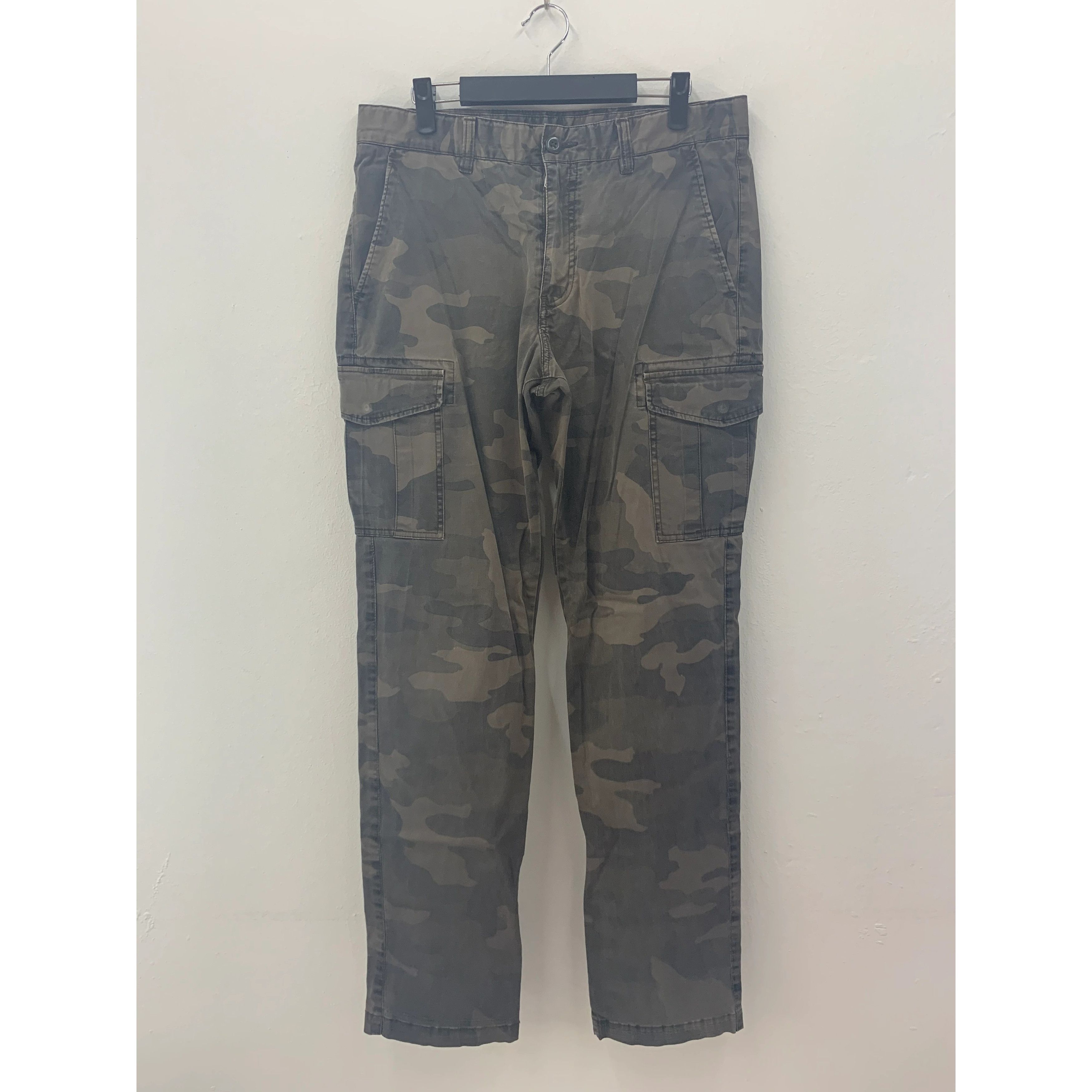 Japanese Brand × Uniqlo Uniqlo Cargo Pants Camo Design, Tactical Pants size 32 Size US 32 / EU 48 - 1 Thumbnail