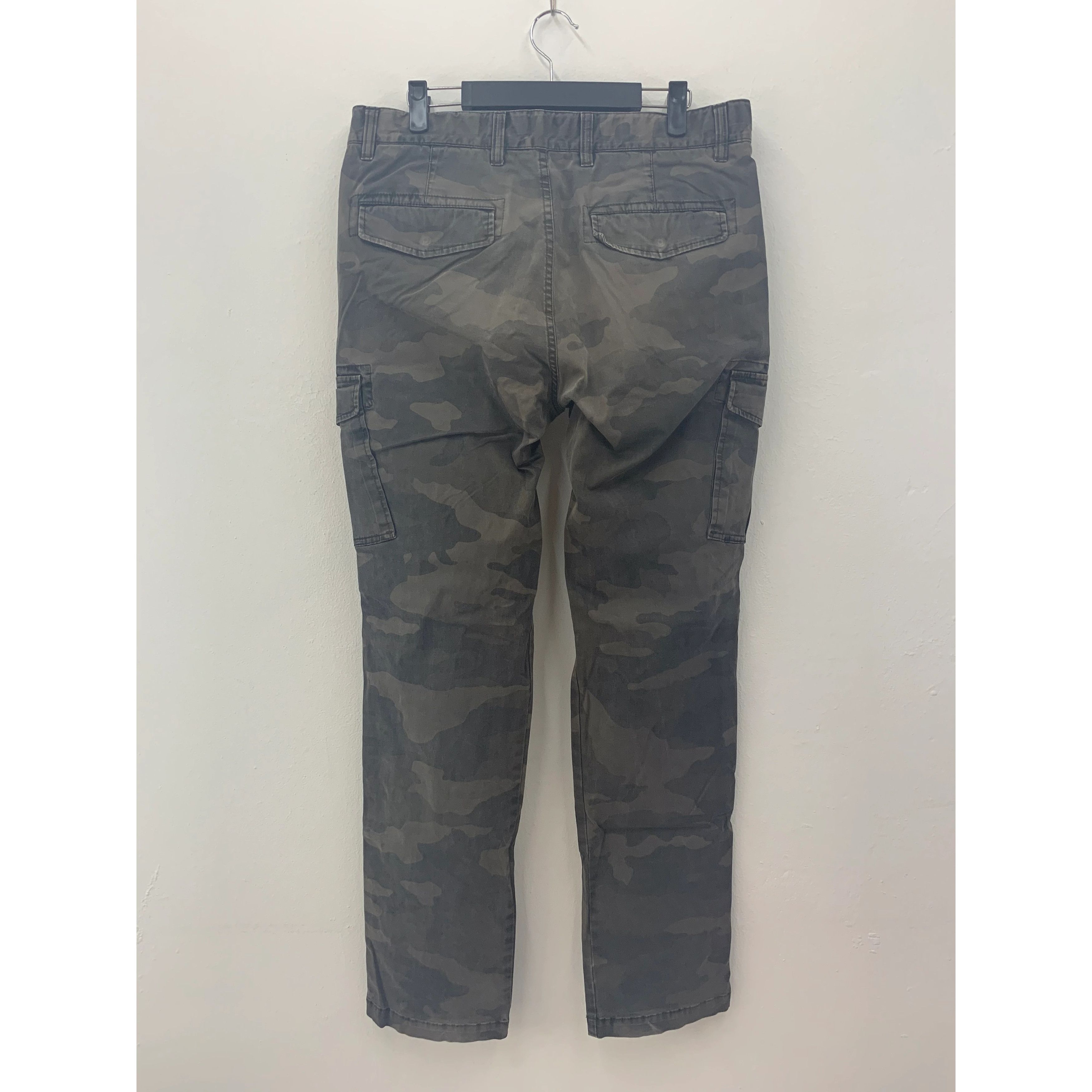 Japanese Brand × Uniqlo Uniqlo Cargo Pants Camo Design, Tactical Pants size 32 Size US 32 / EU 48 - 6 Thumbnail
