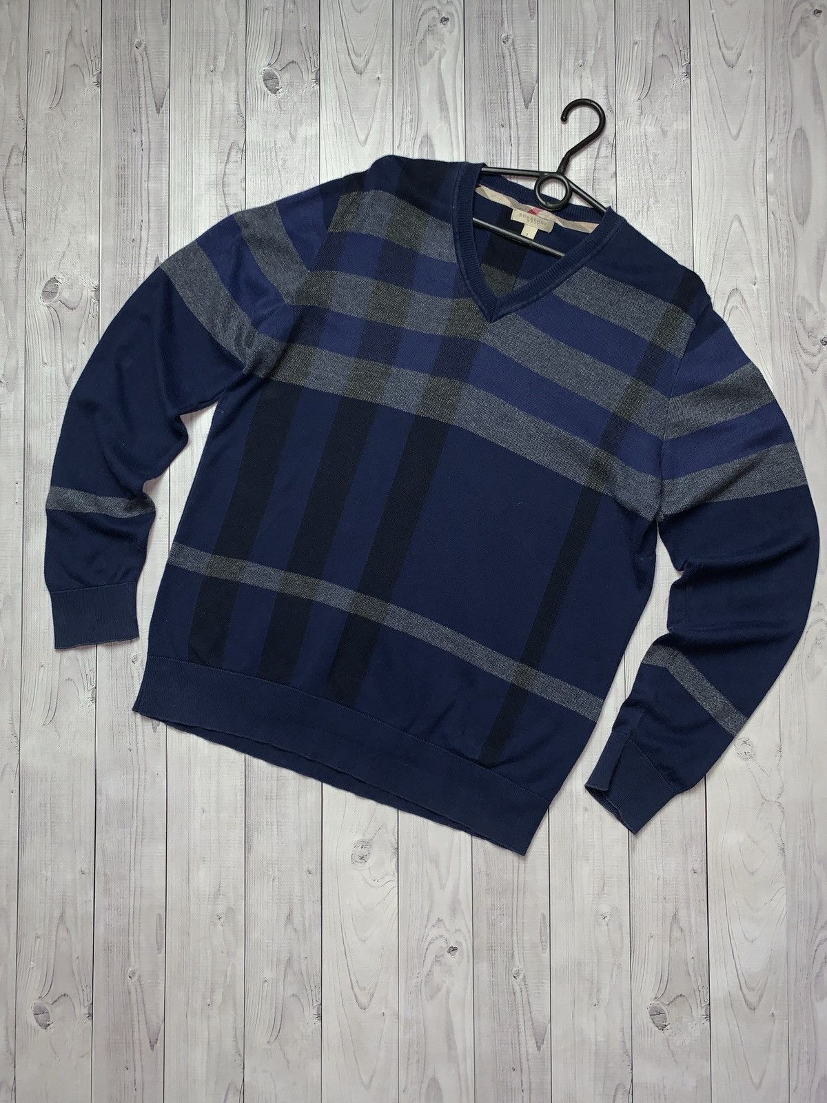 Burberry Vintage Burberry plaid sweater V size L Size US L / EU 52-54 / 3 - 1 Thumbnail