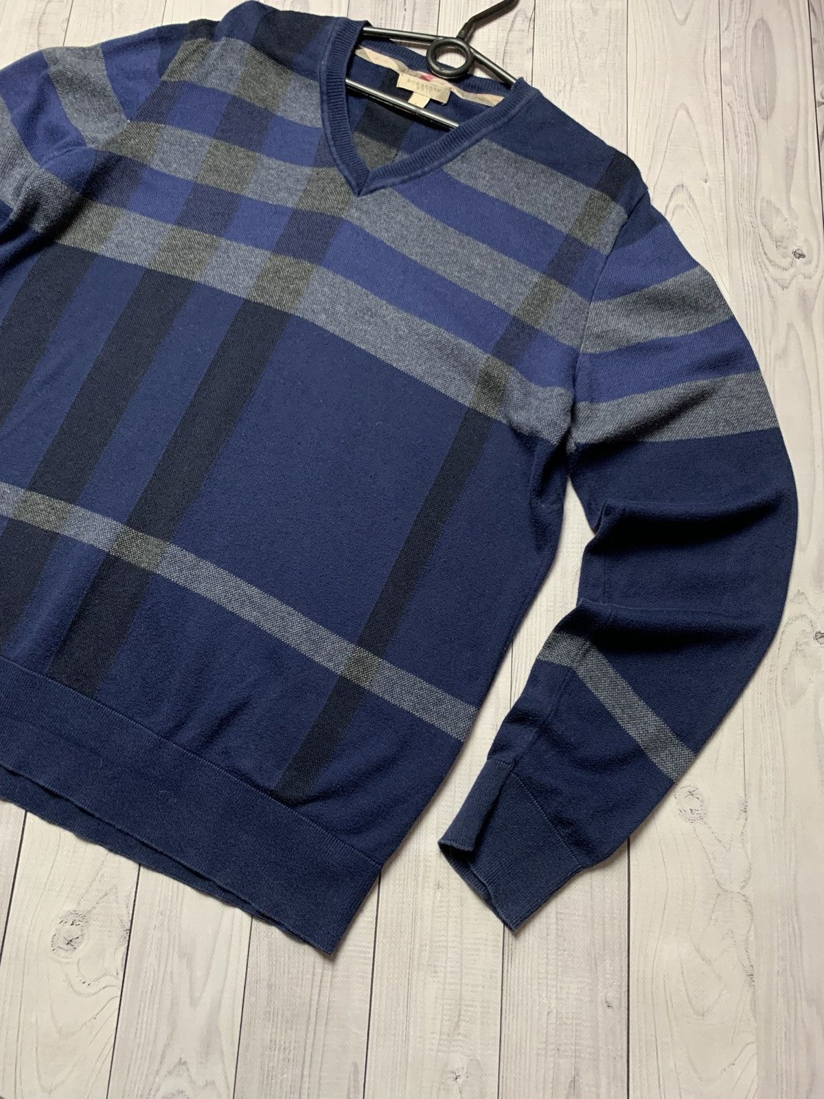 Burberry Vintage Burberry plaid sweater V size L Size US L / EU 52-54 / 3 - 3 Thumbnail