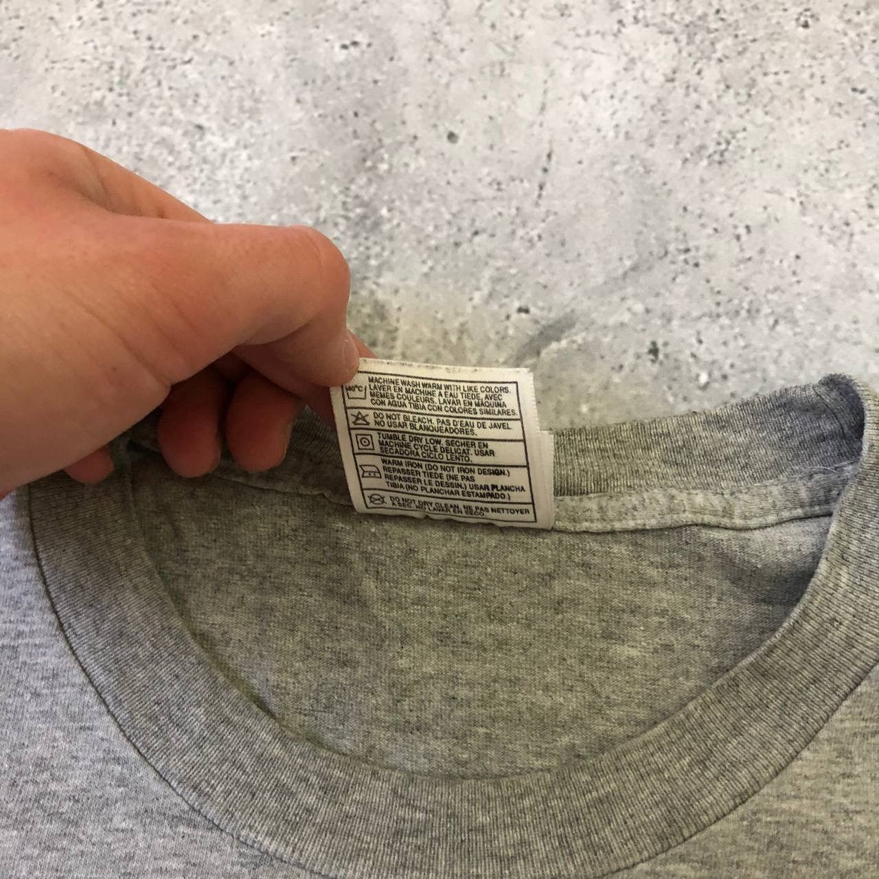 Nike Vintage 2000s Nike Swoosh Logo Graphic T Shirt Gray Size M Size US M / EU 48-50 / 2 - 5 Thumbnail