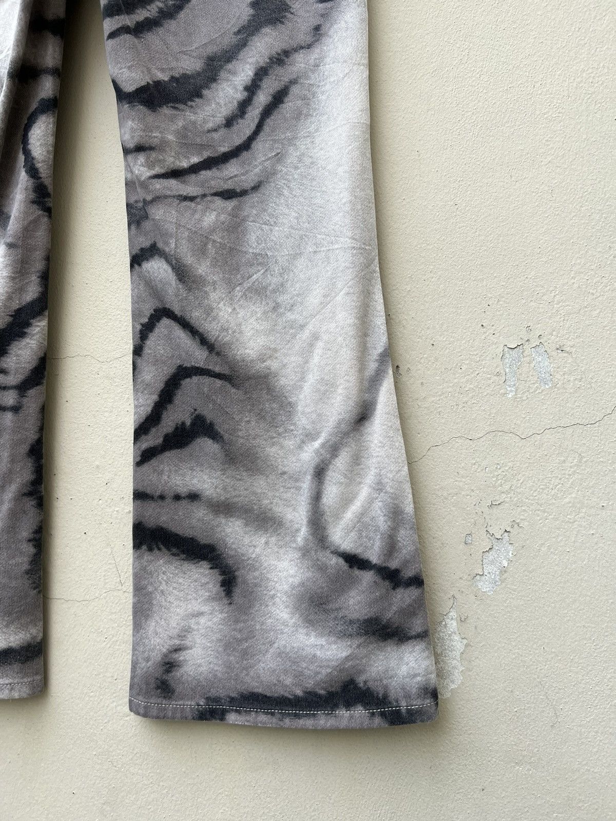 Krizia Uomo Vintage 90s KRIZIA JEANS Tiger Camouflage Women Flare Jeans Size 27" / US 4 / IT 40 - 21 Thumbnail