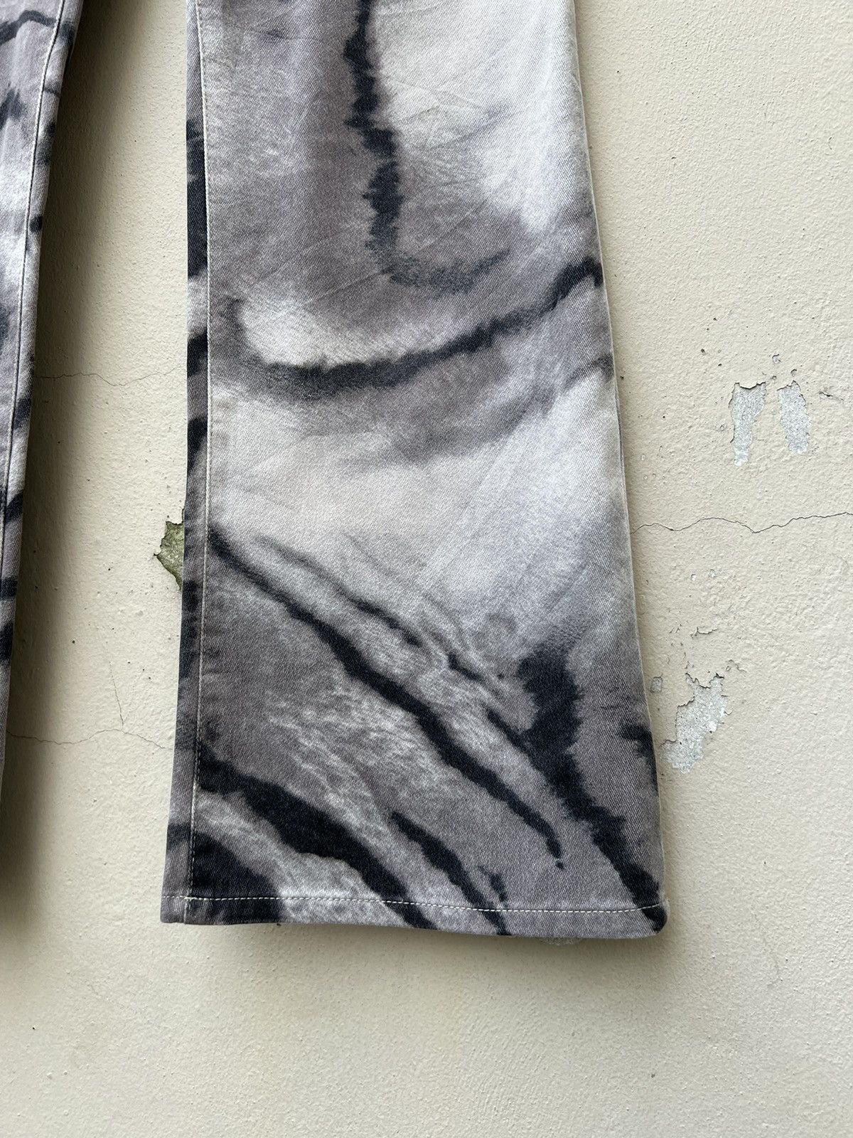 Krizia Uomo Vintage 90s KRIZIA JEANS Tiger Camouflage Women Flare Jeans Size 27" / US 4 / IT 40 - 15 Thumbnail