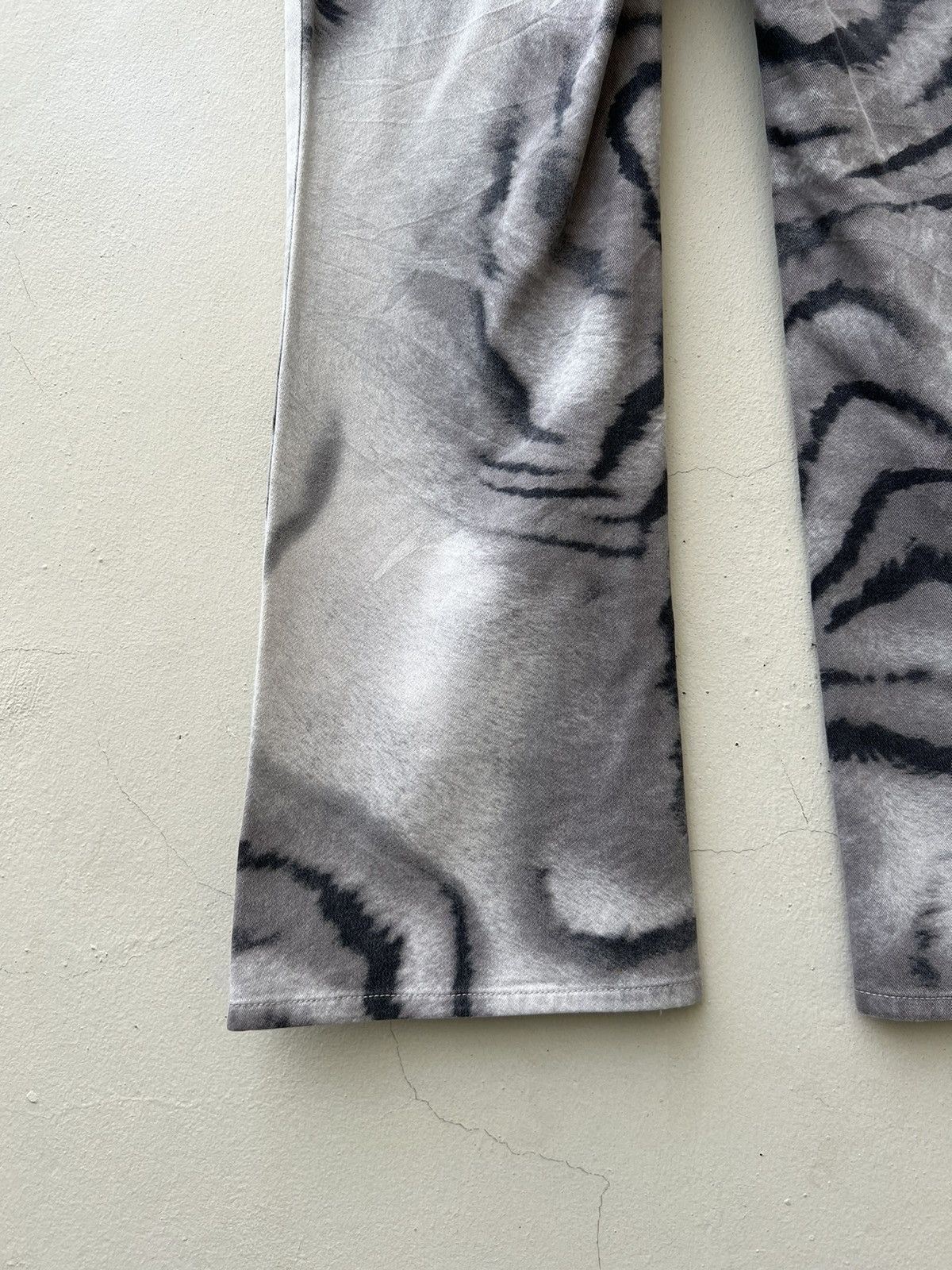 Krizia Uomo Vintage 90s KRIZIA JEANS Tiger Camouflage Women Flare Jeans Size 27" / US 4 / IT 40 - 19 Thumbnail
