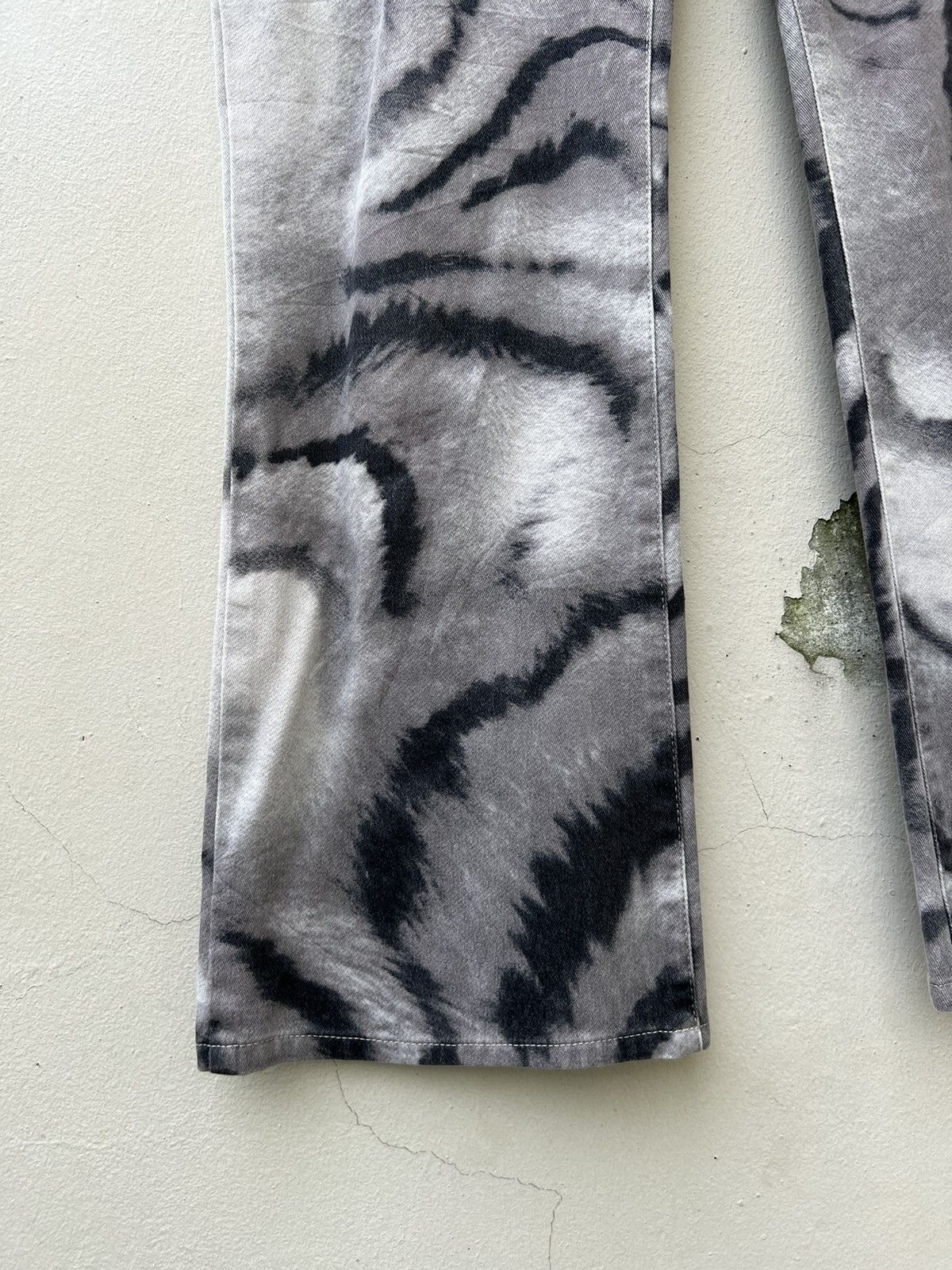 Krizia Uomo Vintage 90s KRIZIA JEANS Tiger Camouflage Women Flare Jeans Size 27" / US 4 / IT 40 - 12 Thumbnail