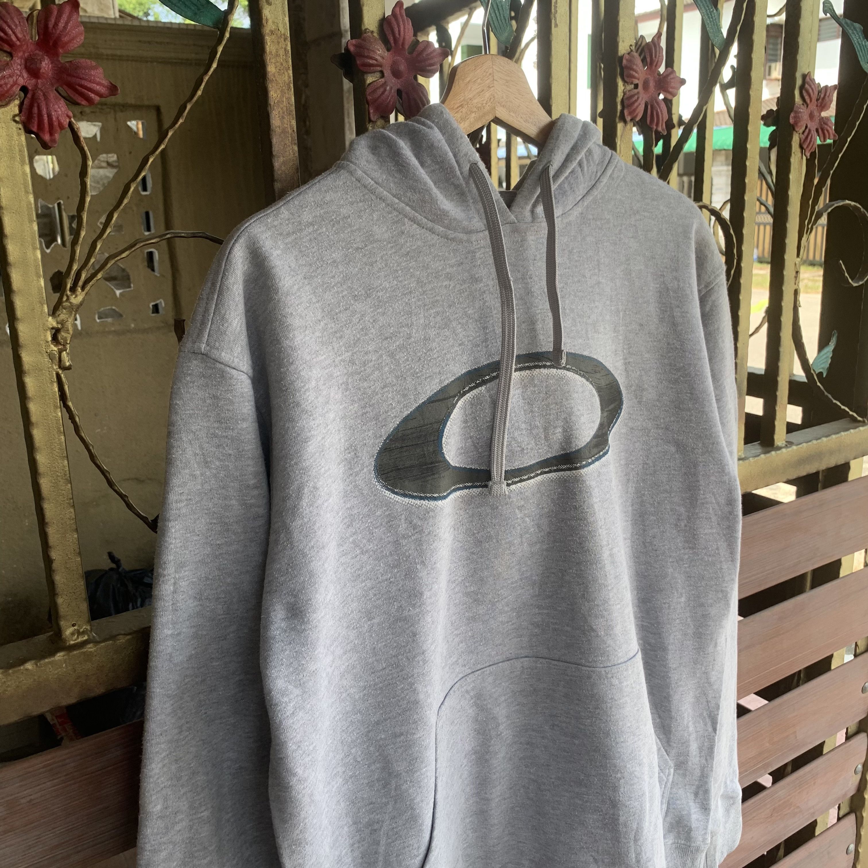 Oakley SEND OFFERS🔥Vintage Oakley Big Logo Hoodie Sweater Pullover Size US M / EU 48-50 / 2 - 3 Thumbnail