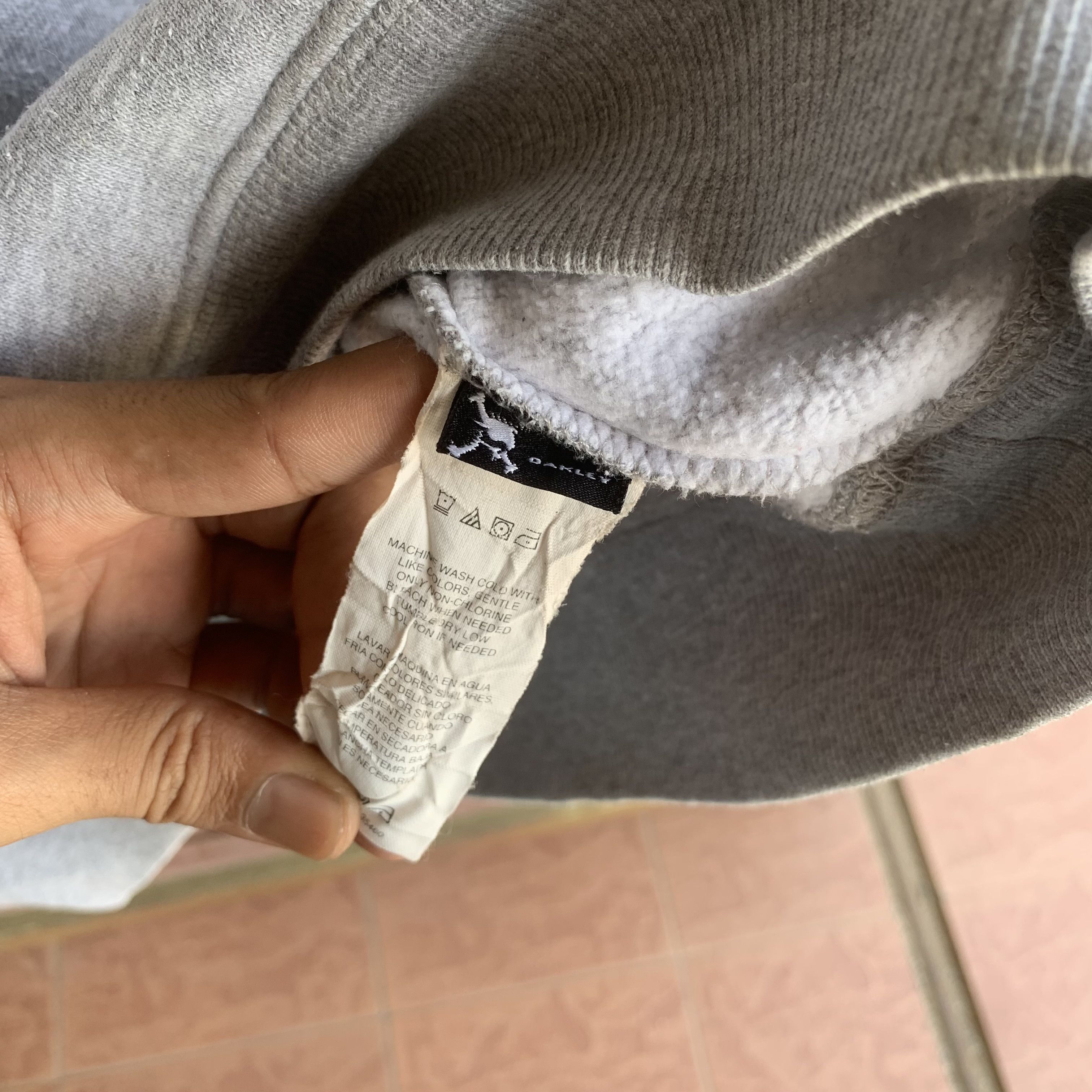 Oakley SEND OFFERS🔥Vintage Oakley Big Logo Hoodie Sweater Pullover Size US M / EU 48-50 / 2 - 5 Thumbnail