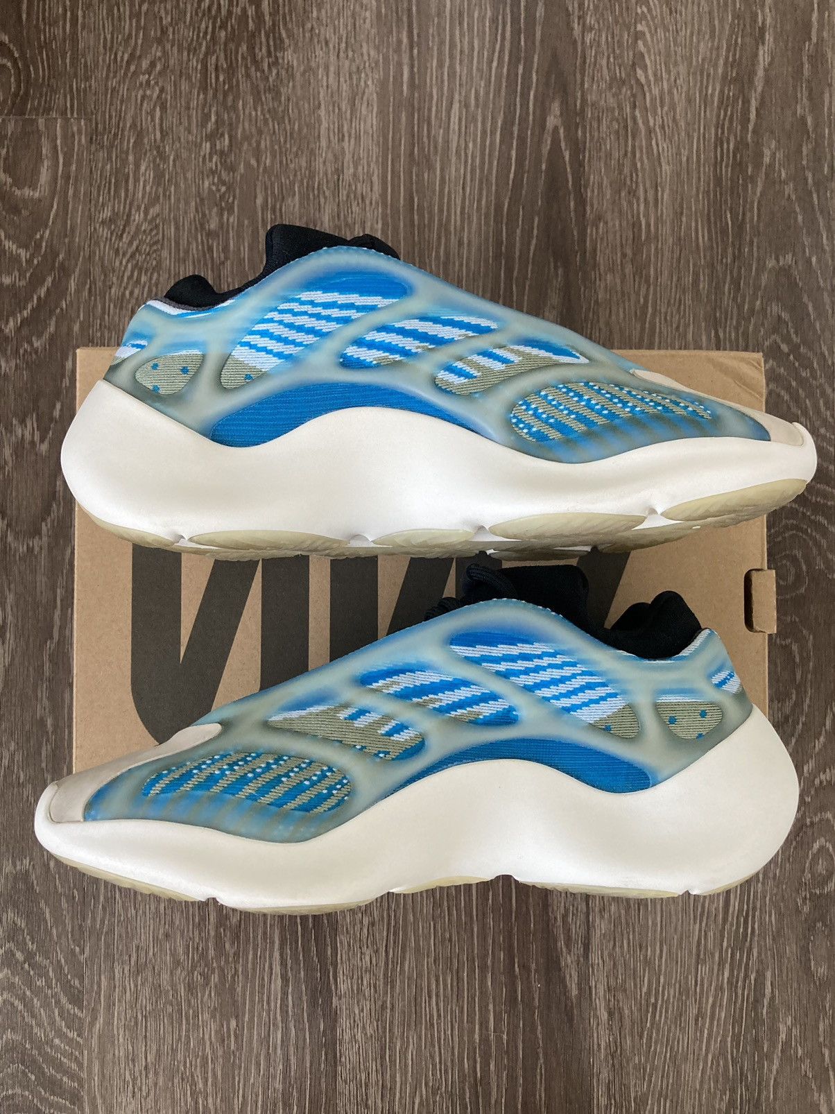 Adidas Yeezy Arzareth 700 V3 Size US 9 / EU 42 - 2 Thumbnail