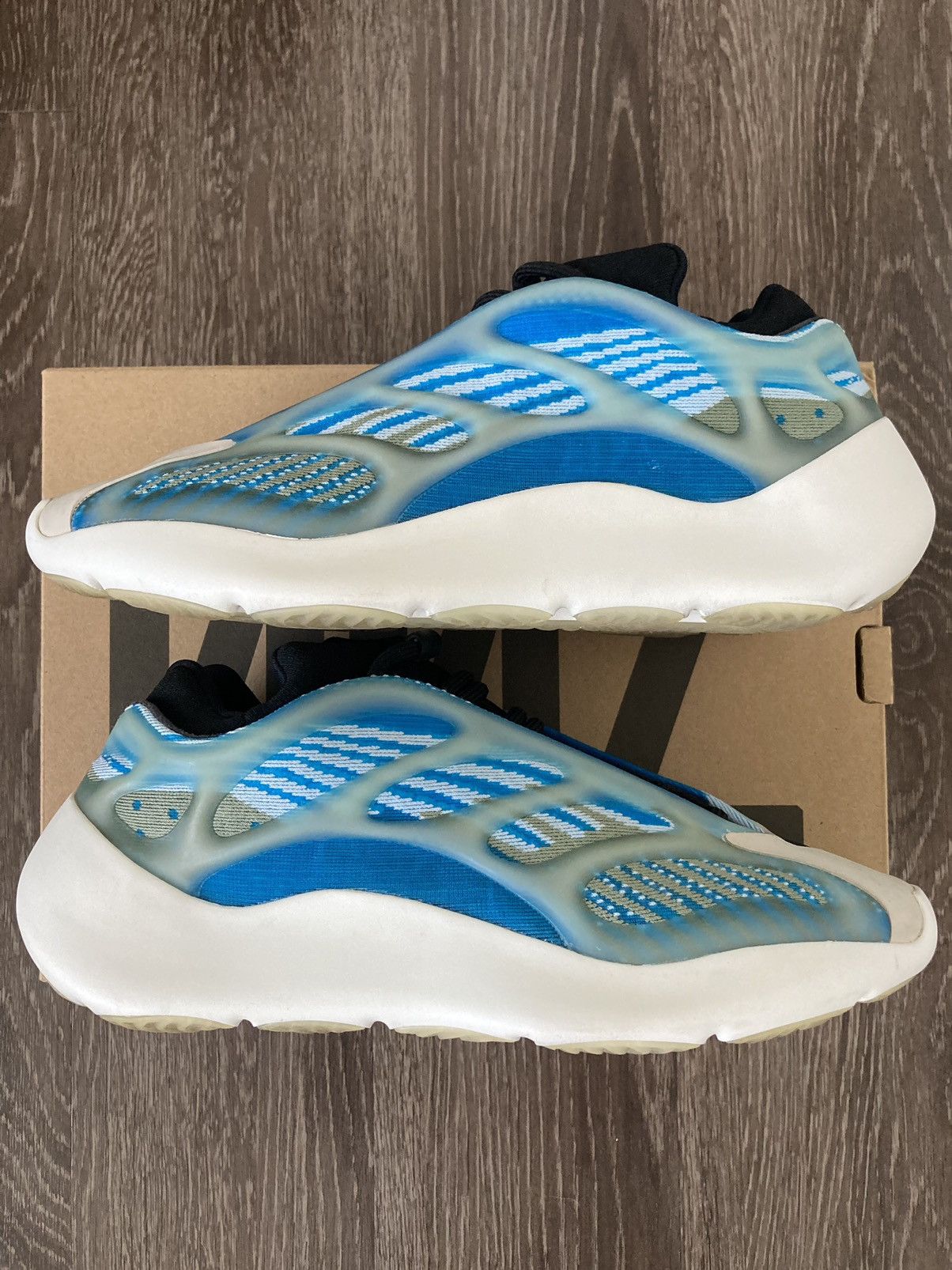 Adidas Yeezy Arzareth 700 V3 Size US 9 / EU 42 - 1 Thumbnail