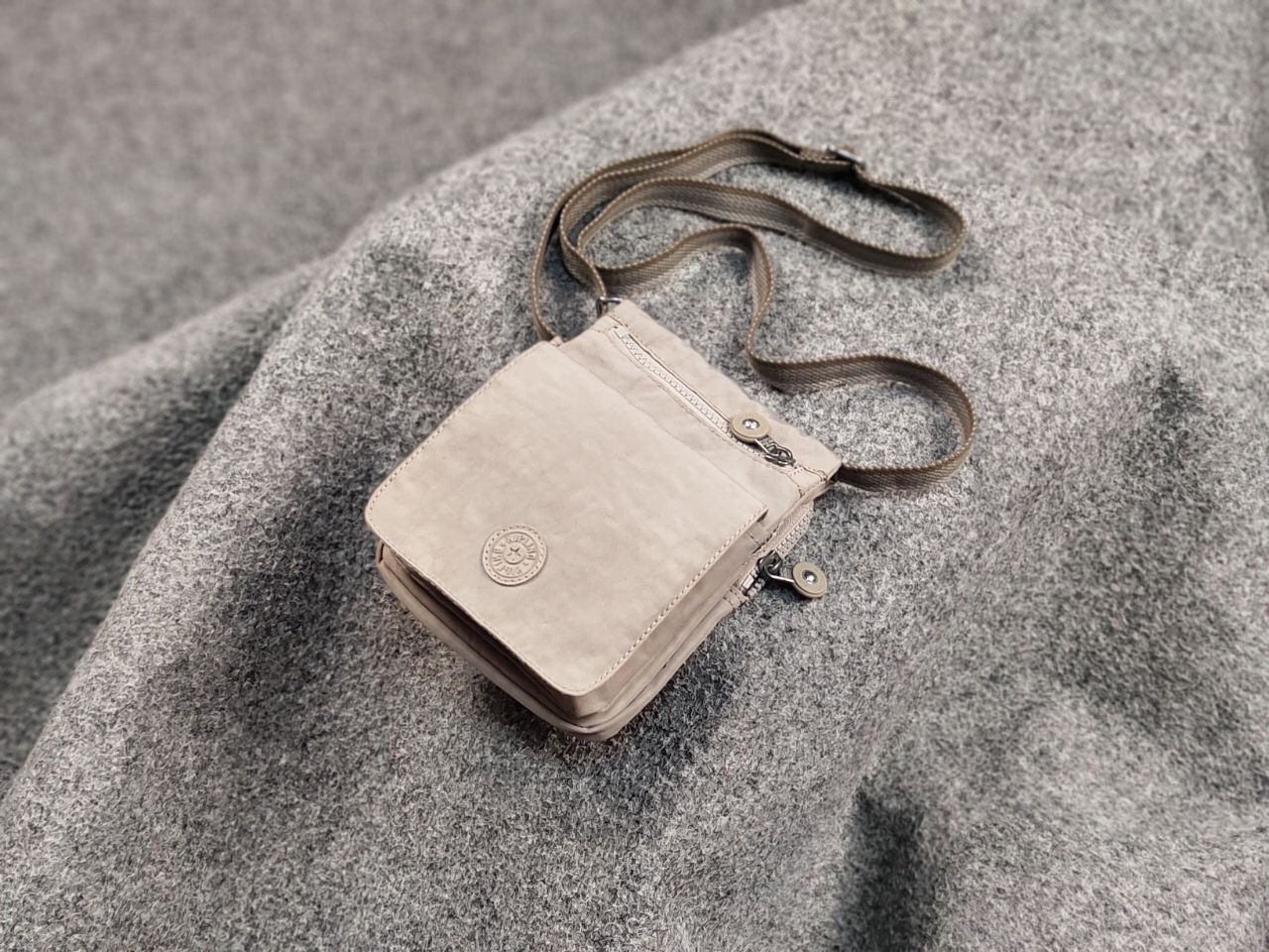 Japanese Brand Vintage 90's Kipling Make Happy Small Japanese gray Bag Size ONE SIZE - 3 Thumbnail