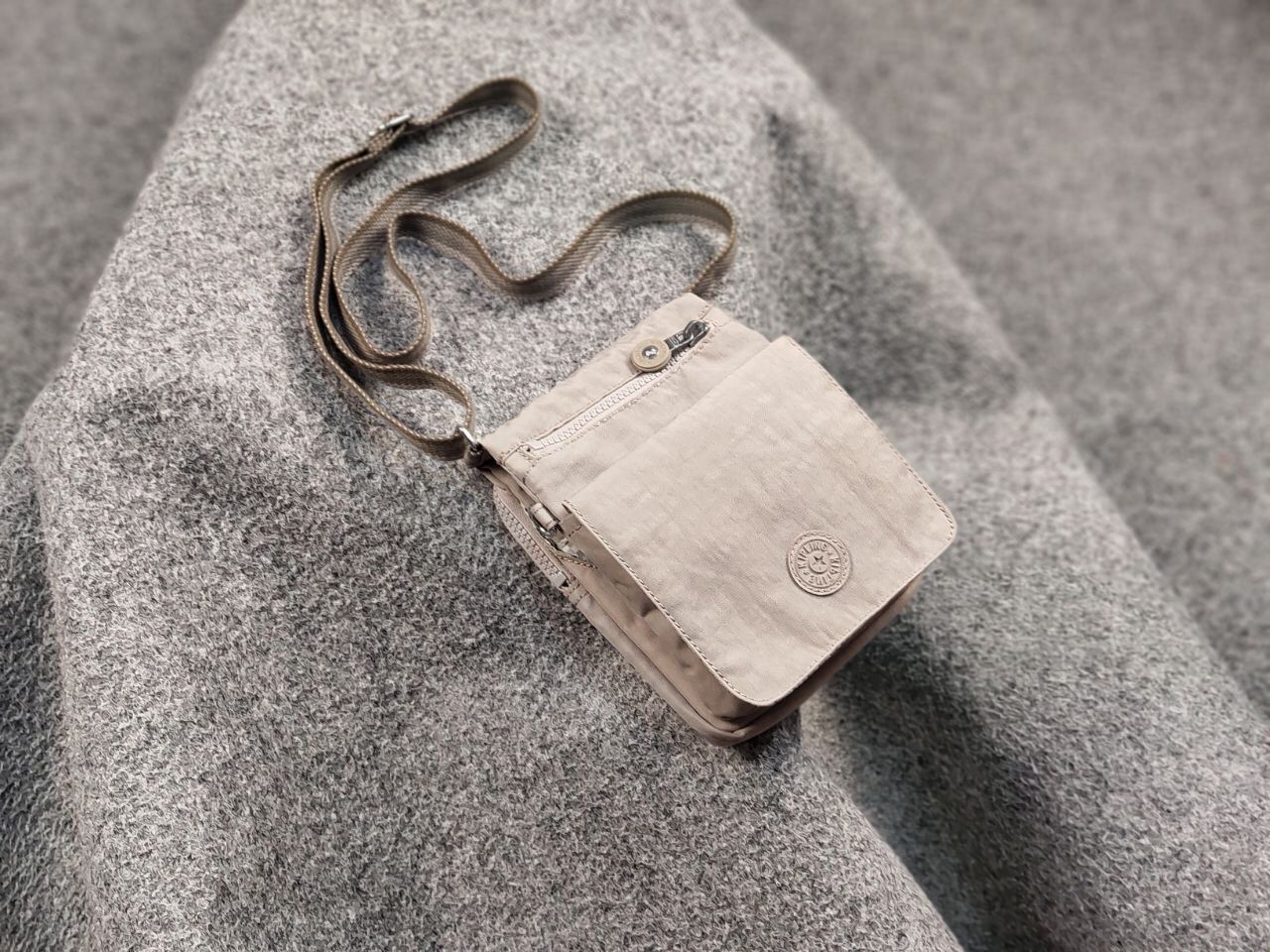 Japanese Brand Vintage 90's Kipling Make Happy Small Japanese gray Bag Size ONE SIZE - 4 Thumbnail