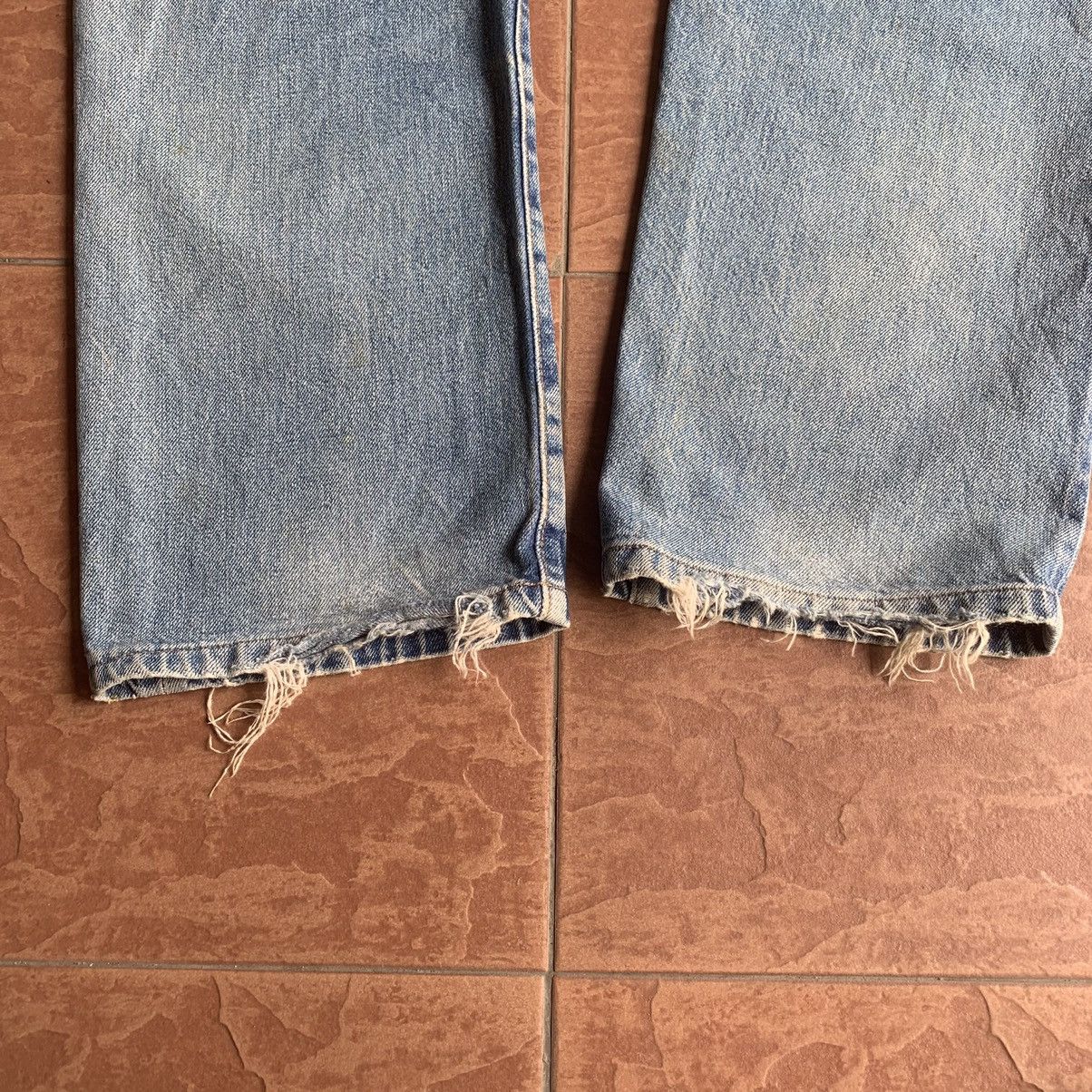 Levi's × Vintage RUSTY DIRTY LEVI’S 501 DISTRESSED DENIM REDLINE SELVEDGE Size US 28 / EU 44 - 17 Thumbnail