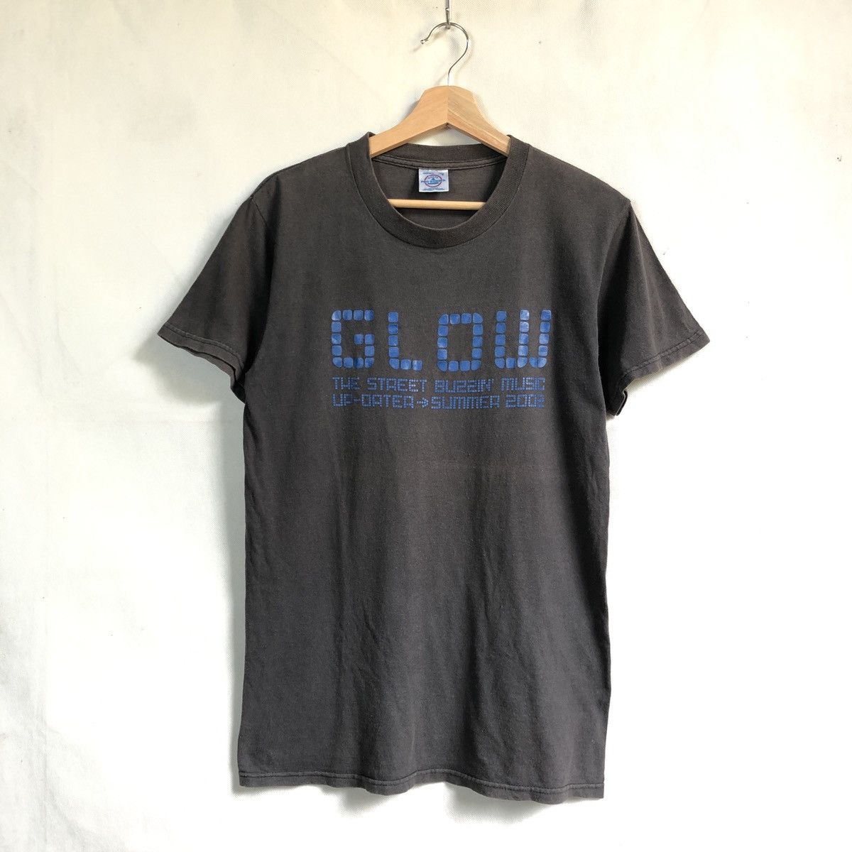 Band Tees Vintage Brit Pop Band GLOW Buzzin Music Summer 2002 Tshirt Size US M / EU 48-50 / 2 - 1 Thumbnail