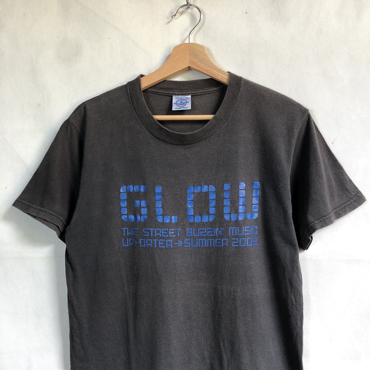 Band Tees Vintage Brit Pop Band GLOW Buzzin Music Summer 2002 Tshirt Size US M / EU 48-50 / 2 - 4 Thumbnail