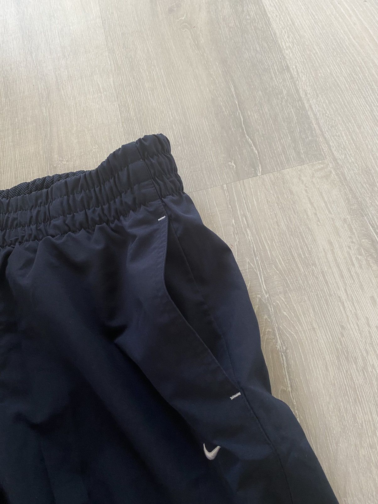 Nike Nike vintage navy track pants small swoosh side stripe logo Size US 30 / EU 46 - 5 Thumbnail