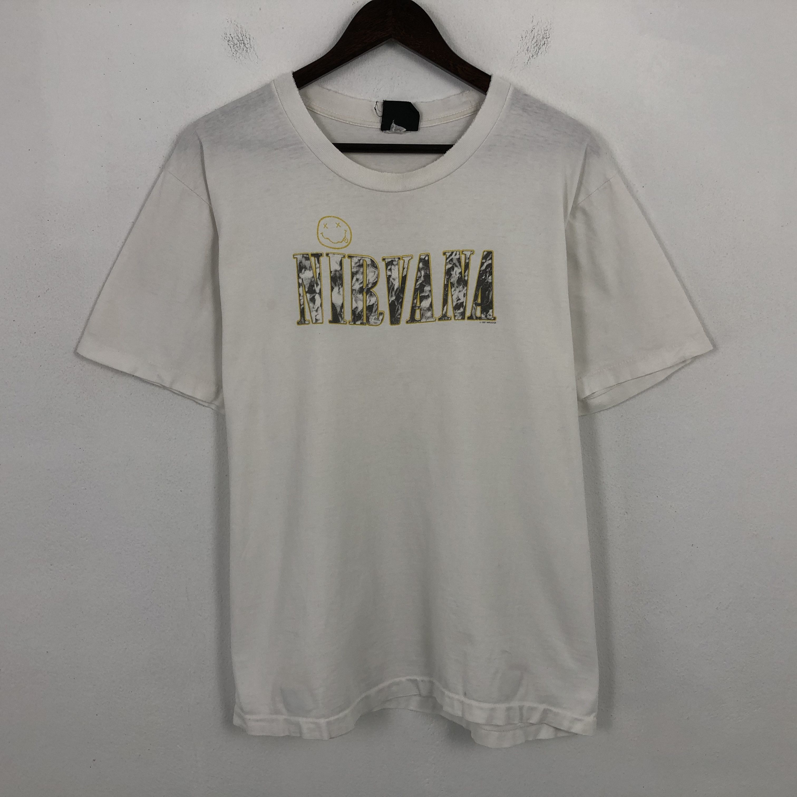 Vintage Nirvana American Rock Band Design Tshirt
