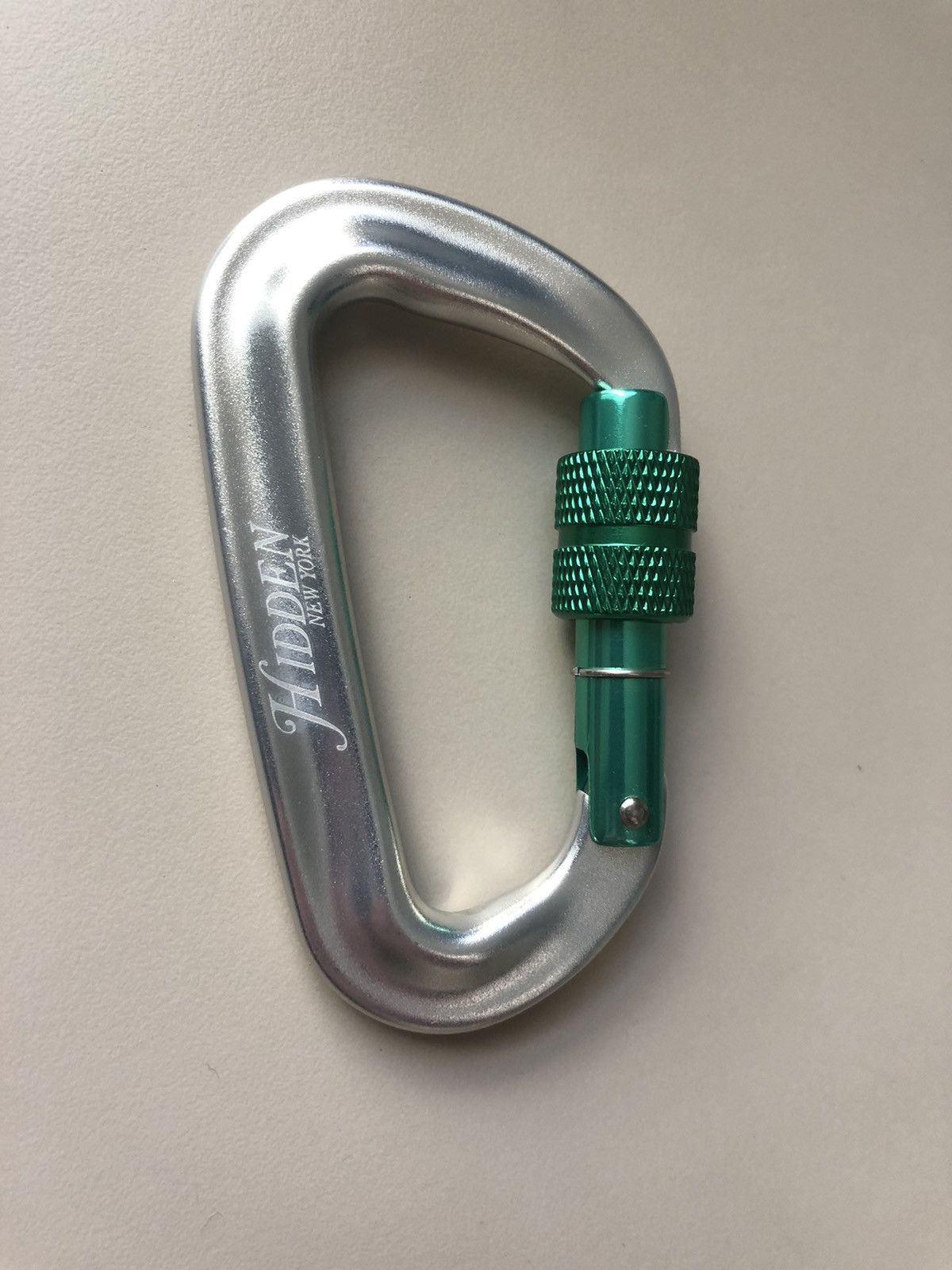 image of Hidden Ny Carabiner Silver/green, Men's