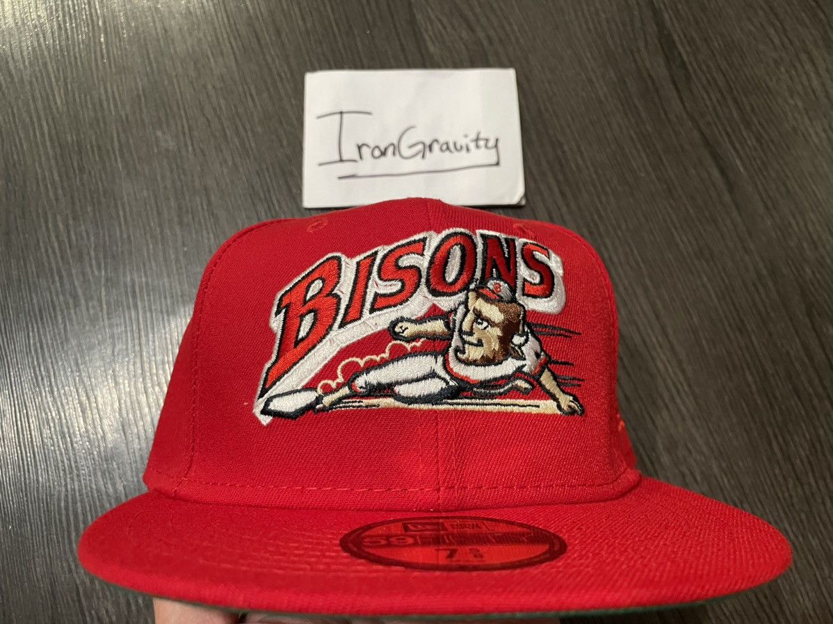 MLB × New Era × Topperz 7 1/2 Topperz Buffalo Bisons Red Throwback Fitted Hat Size ONE SIZE - 2 Thumbnail