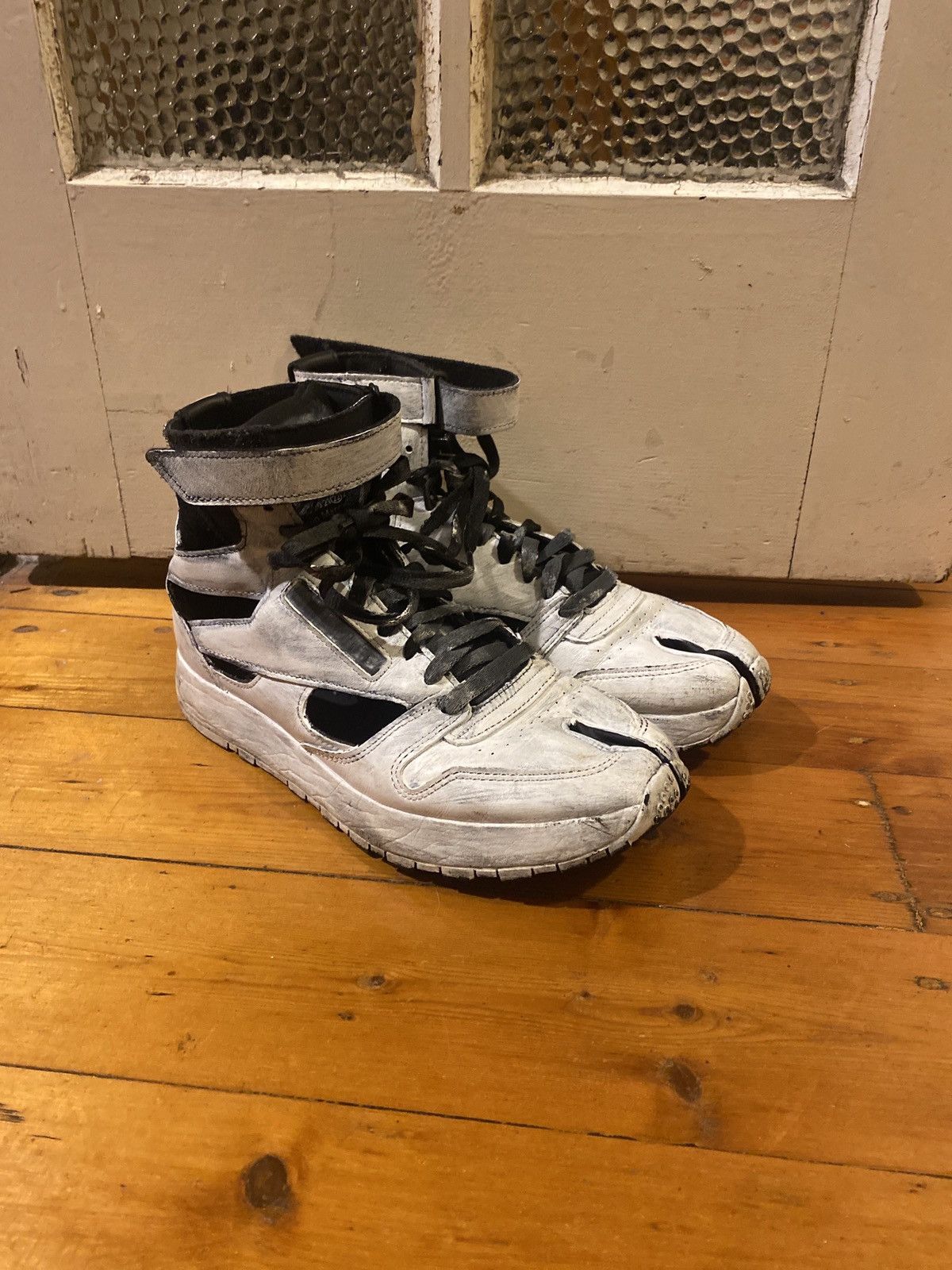 Maison Margiela × Reebok Maison Margiela x Reebok painted white tabi ...