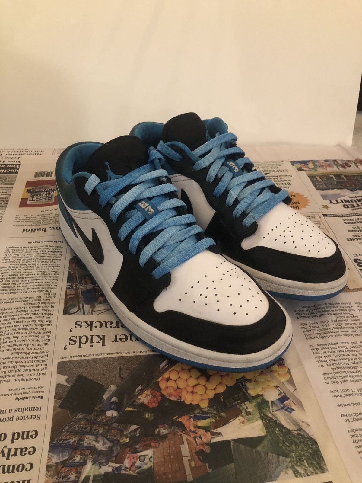 Jordan Brand Jordan 1 Low Laser Blue Size US 9.5 / EU 42-43 - 2 Thumbnail